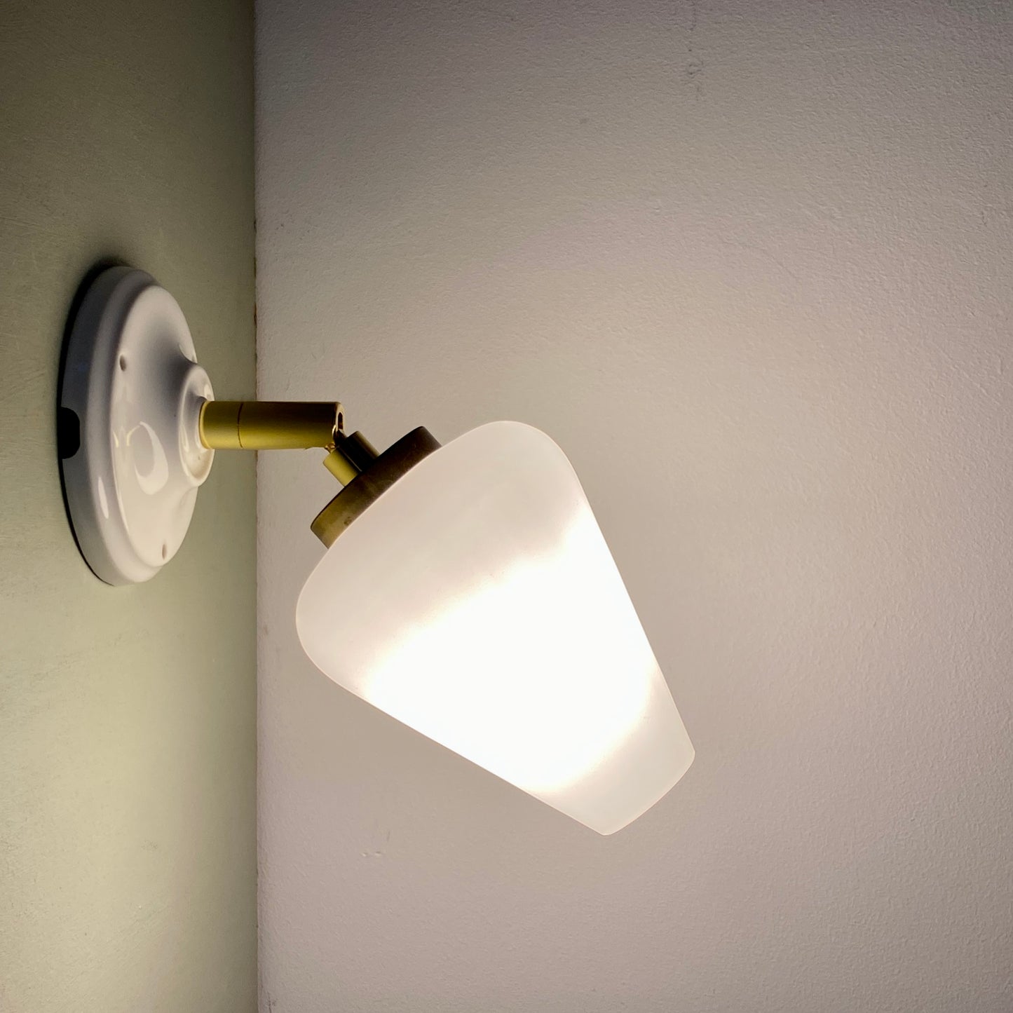 Applique tulipe vintage en opaline blanche