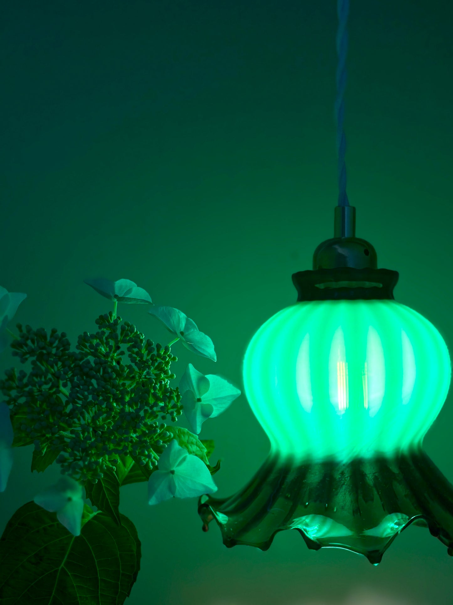 Suspension tulipe vintage en verre vert