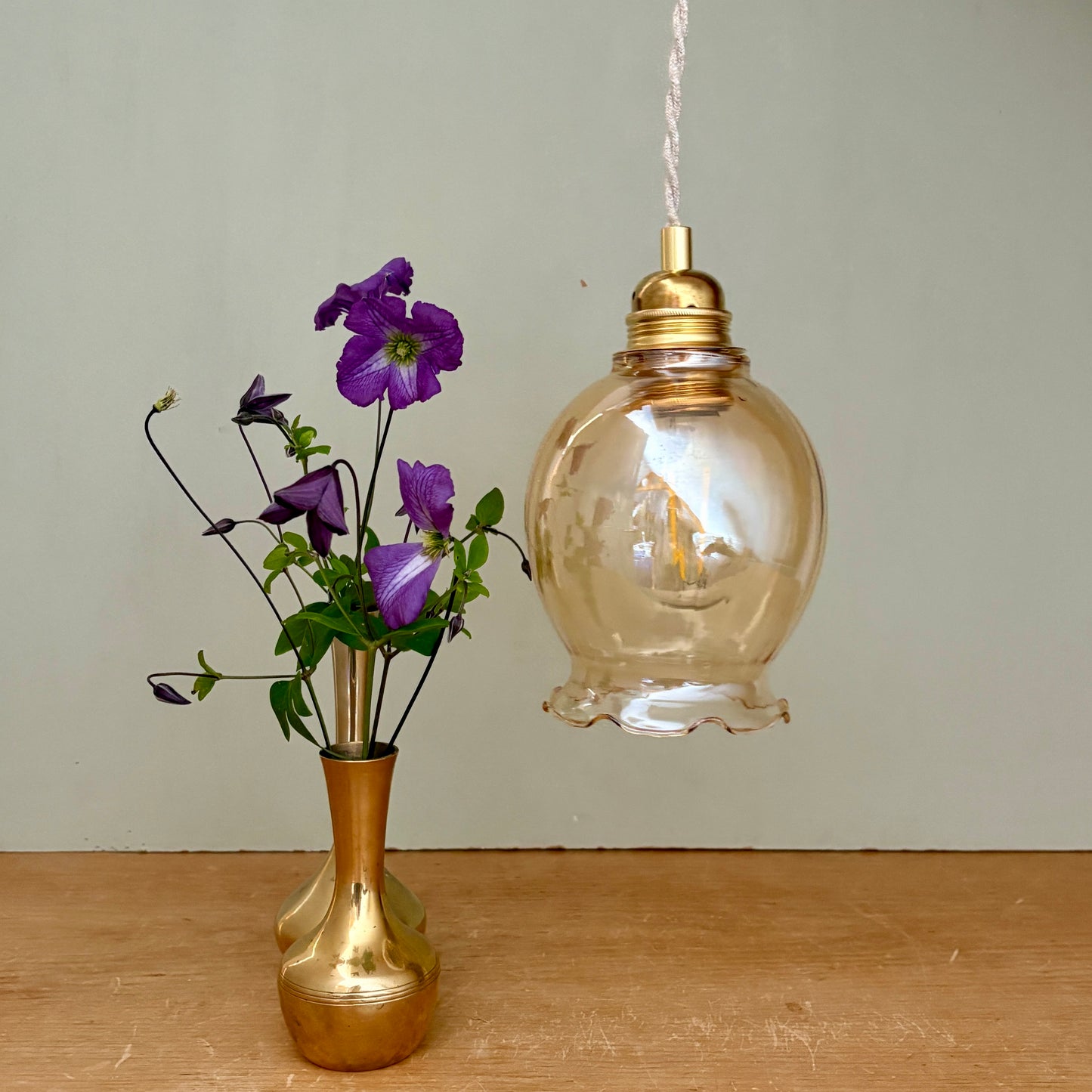 Suspension tulipe vintage en verre ambré