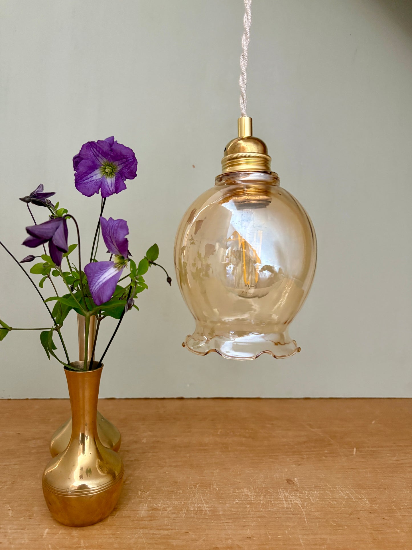 Suspension tulipe vintage en verre ambré
