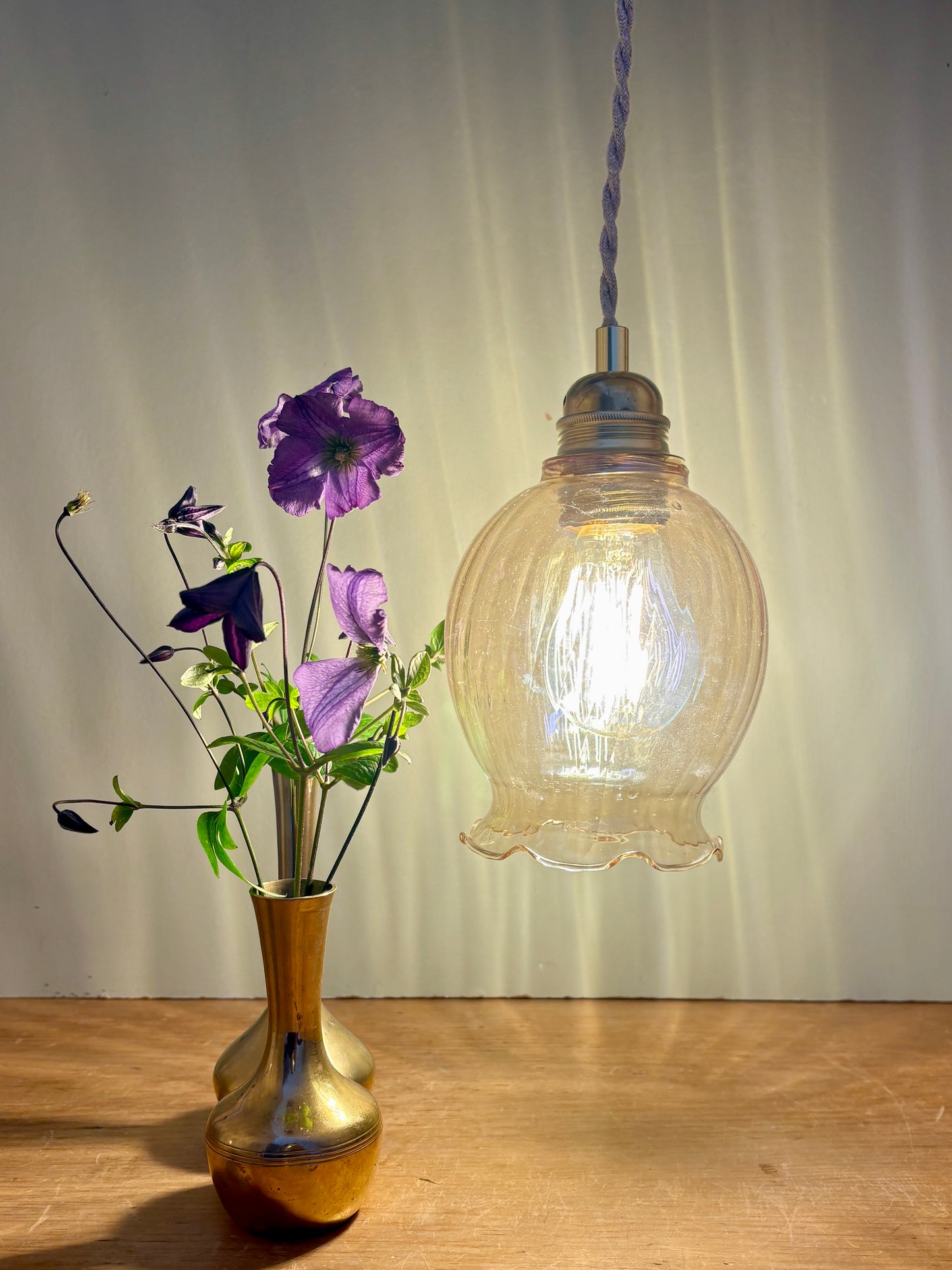 Suspension tulipe vintage en verre ambré