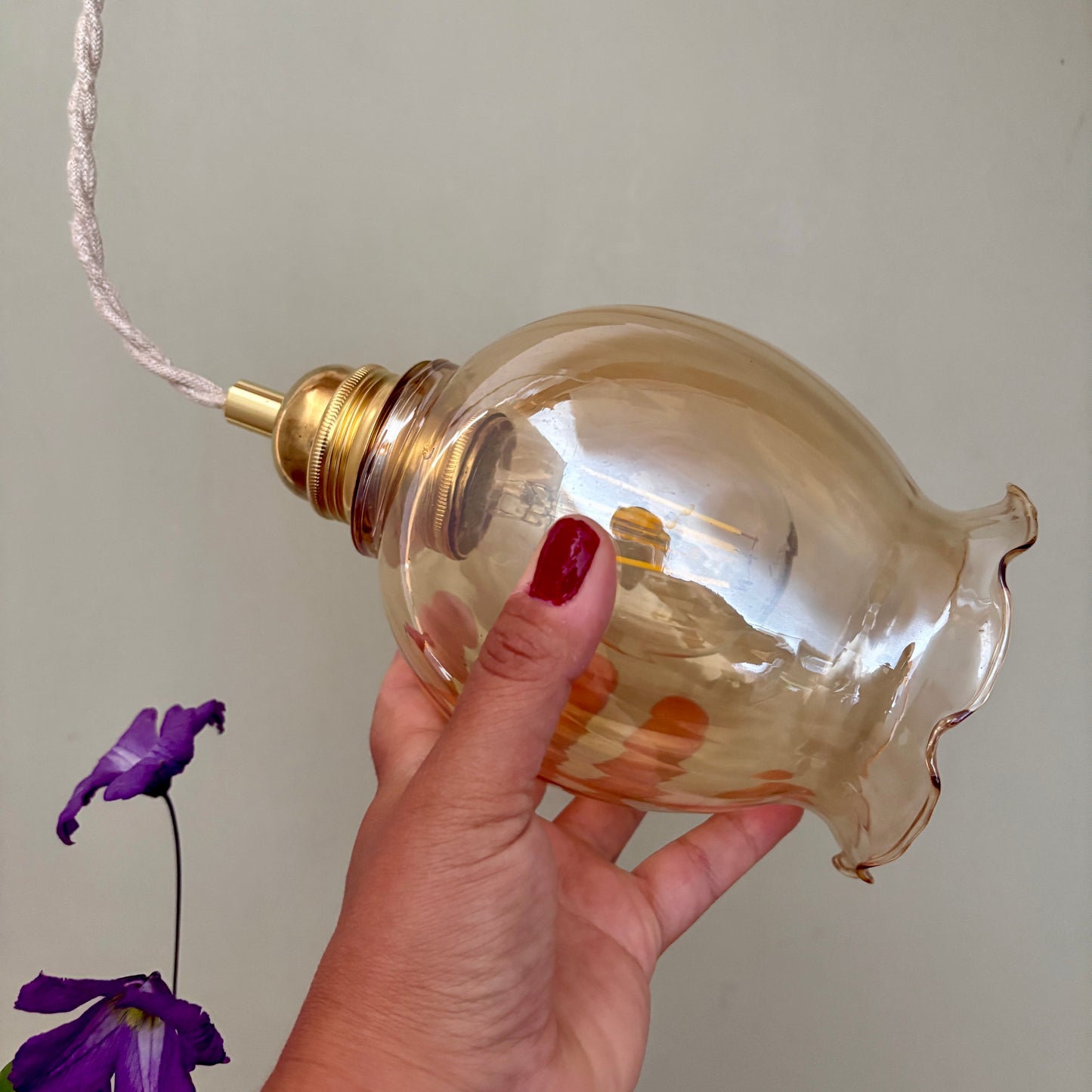 Suspension tulipe vintage en verre ambré