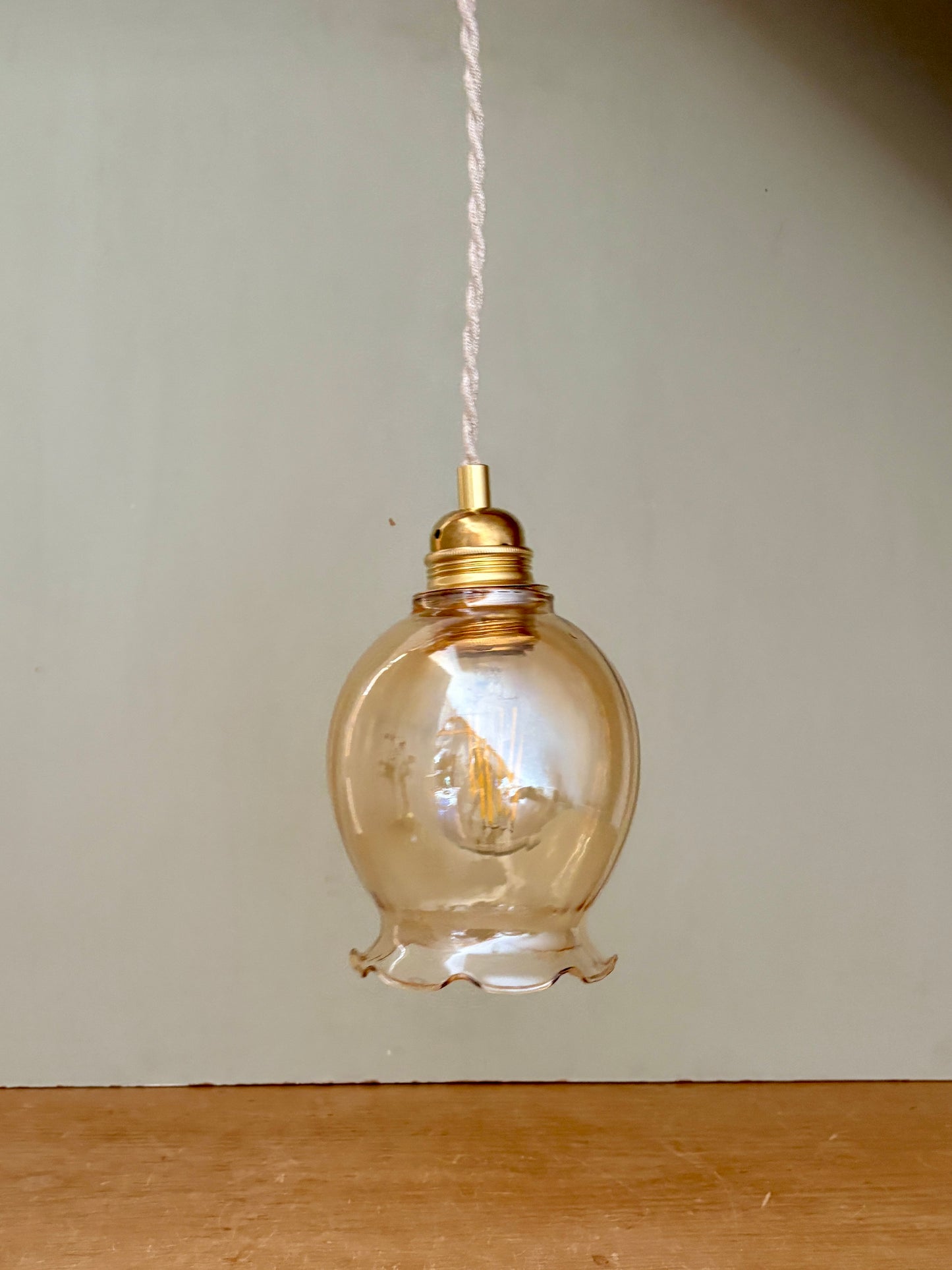 Suspension tulipe vintage en verre ambré