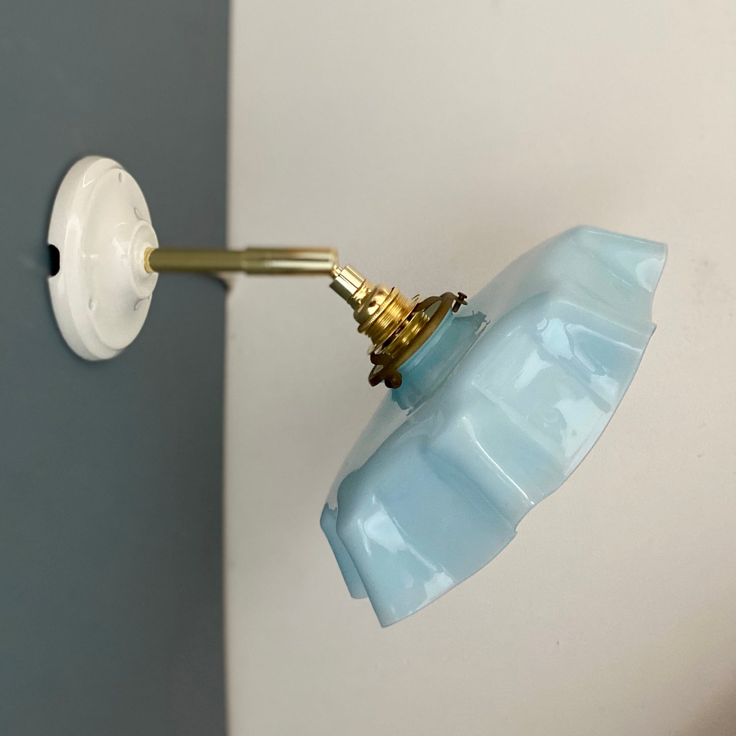 Applique abat-jour vintage en opaline bleu ciel