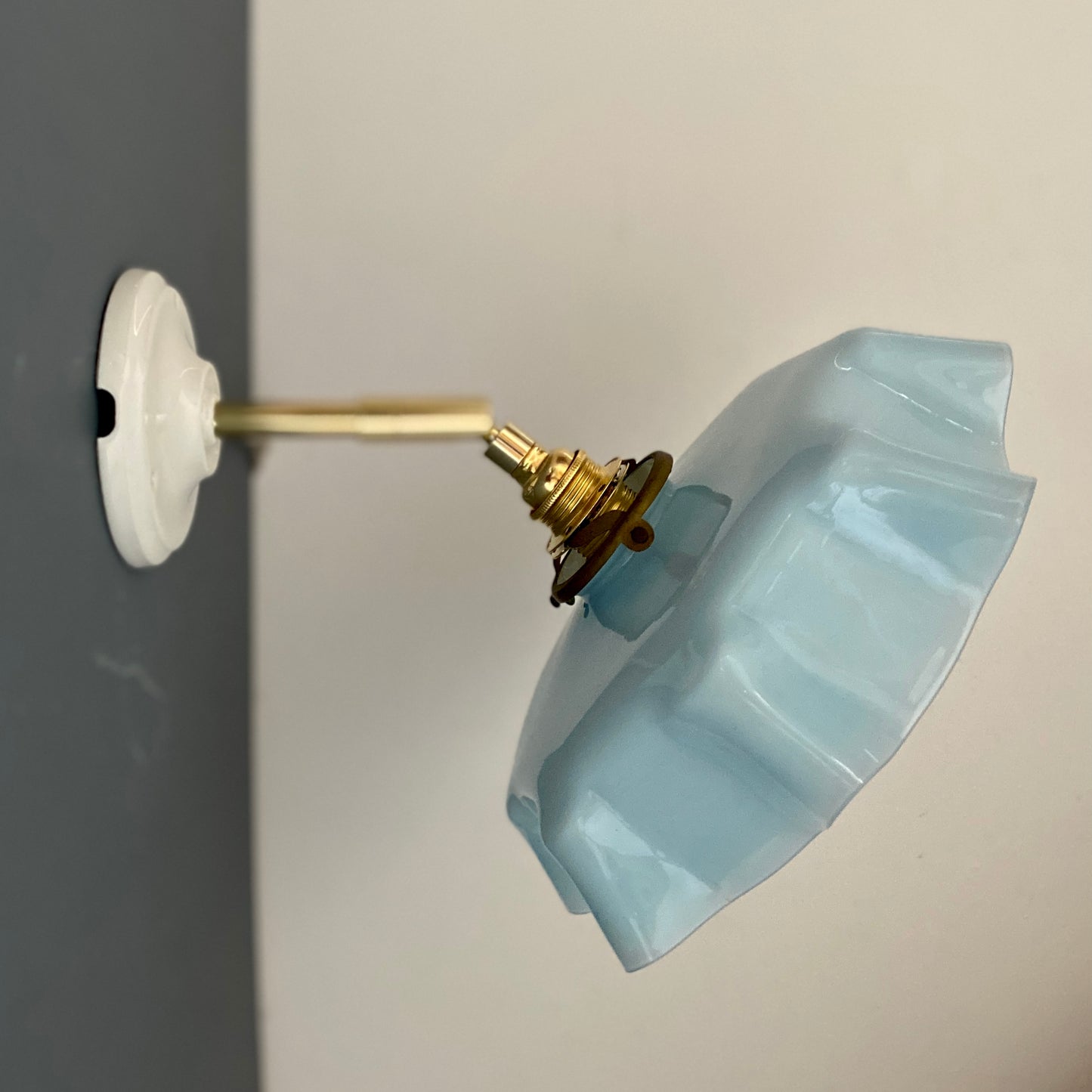 Applique abat-jour vintage en opaline bleu ciel