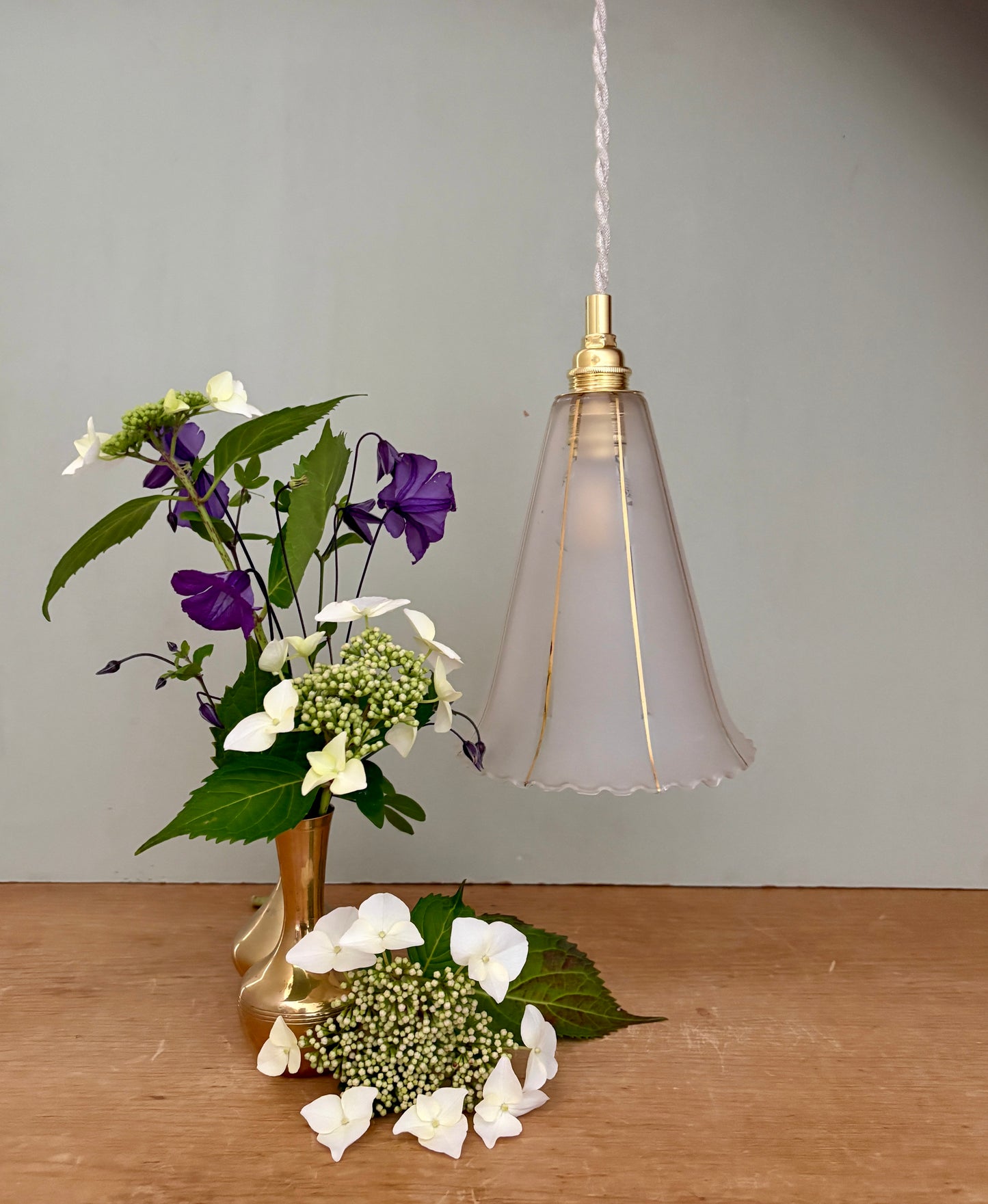 Suspension tulipe vintage en verre dépoli blanc et doré