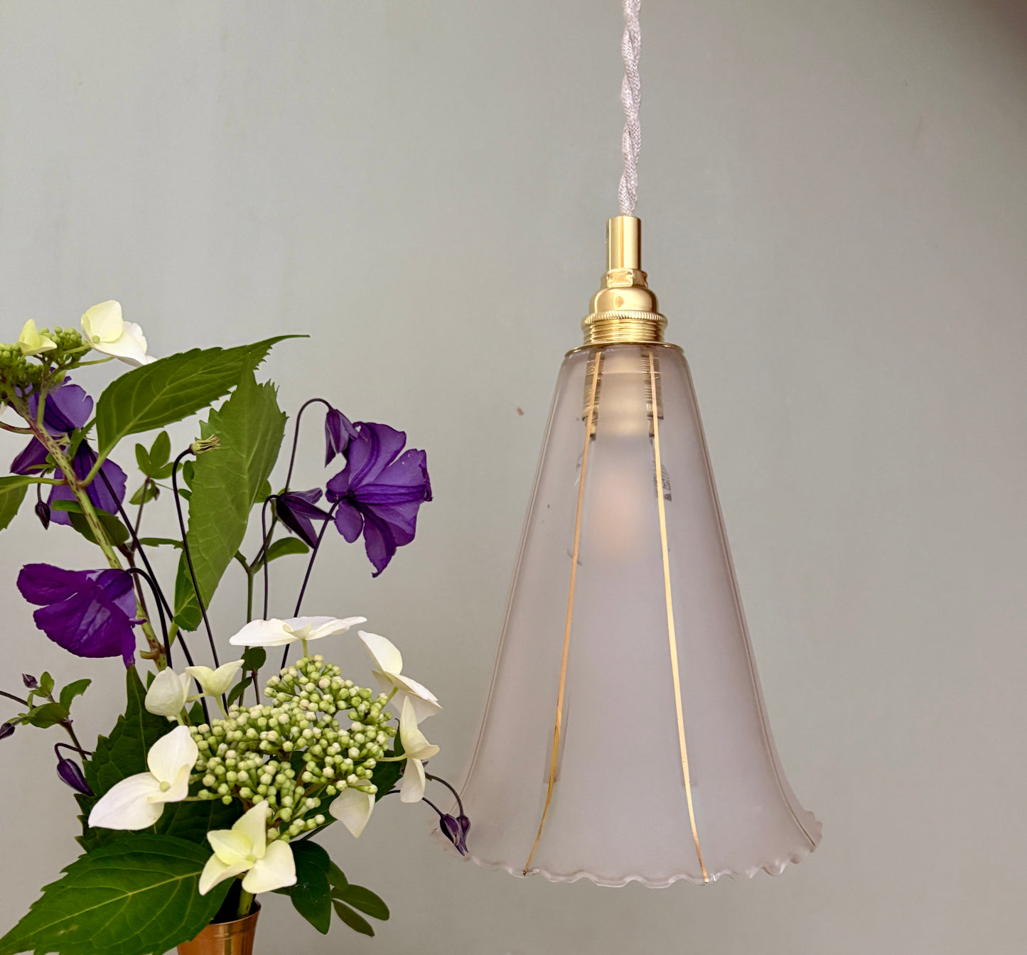 Suspension tulipe vintage en verre dépoli blanc et doré