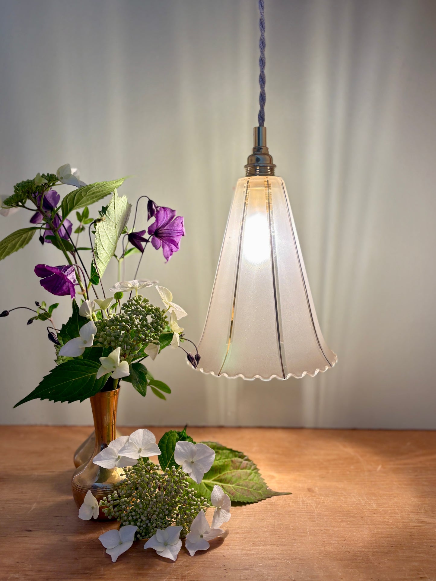 Suspension tulipe vintage en verre dépoli blanc et doré