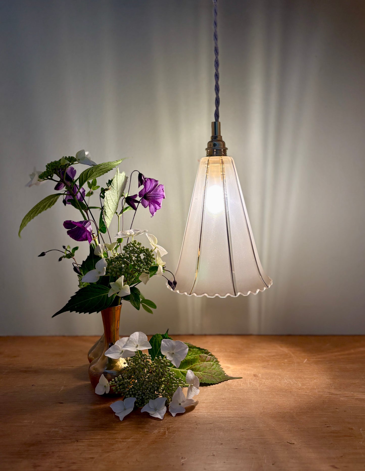 Suspension tulipe vintage en verre dépoli blanc et doré