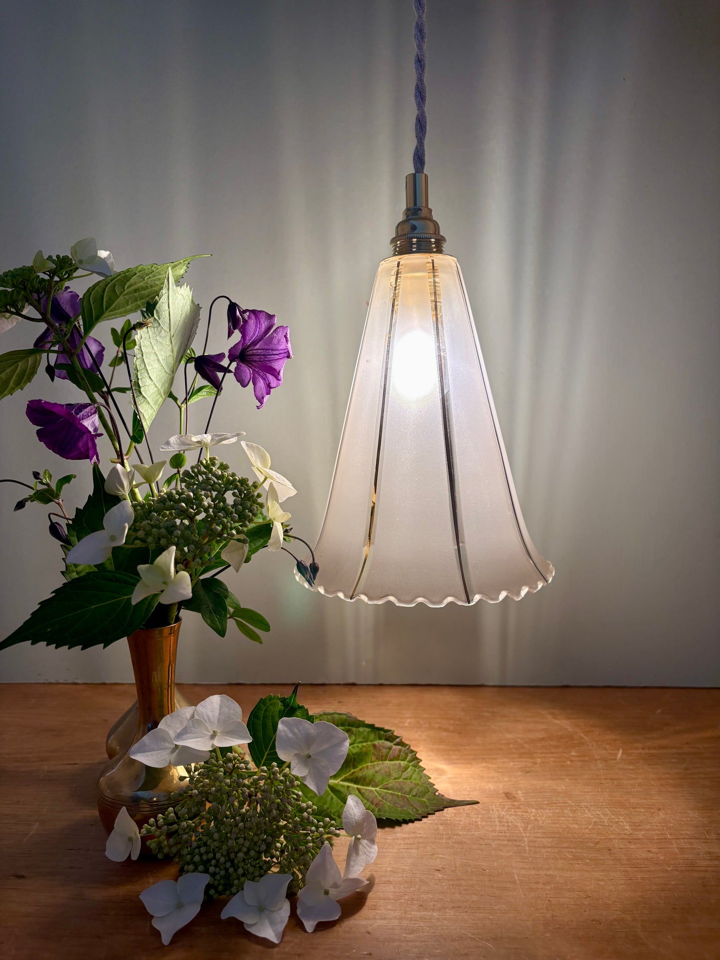 Suspension tulipe vintage en verre dépoli blanc et doré