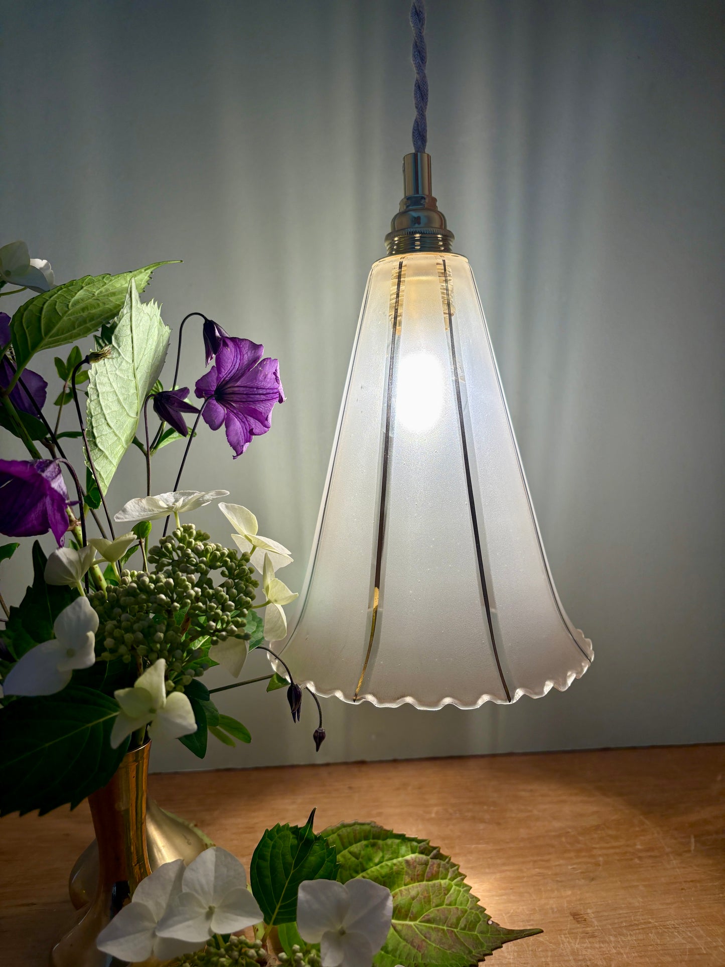 Suspension tulipe vintage en verre dépoli blanc et doré