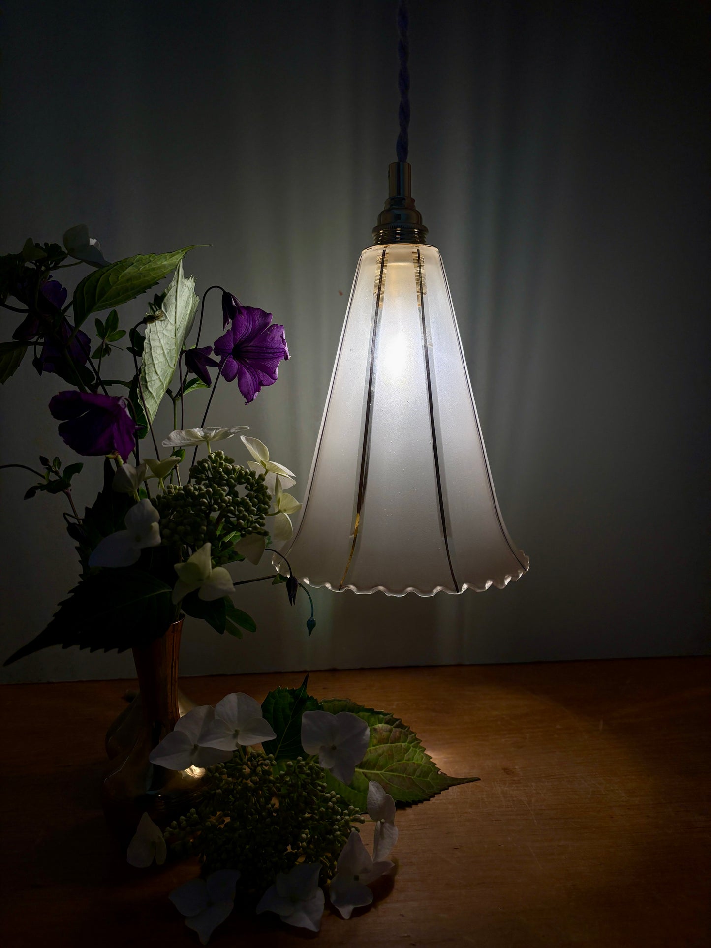 Suspension tulipe vintage en verre dépoli blanc et doré