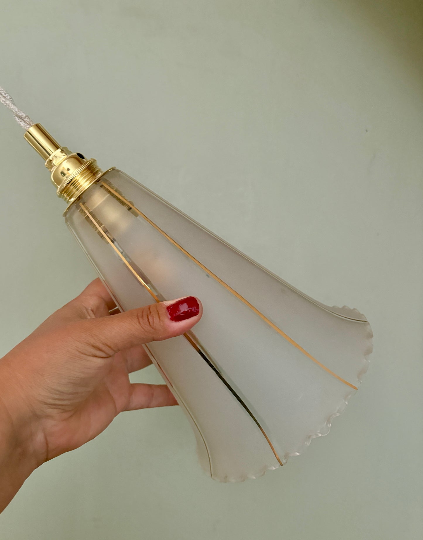 Suspension tulipe vintage en verre dépoli blanc et doré