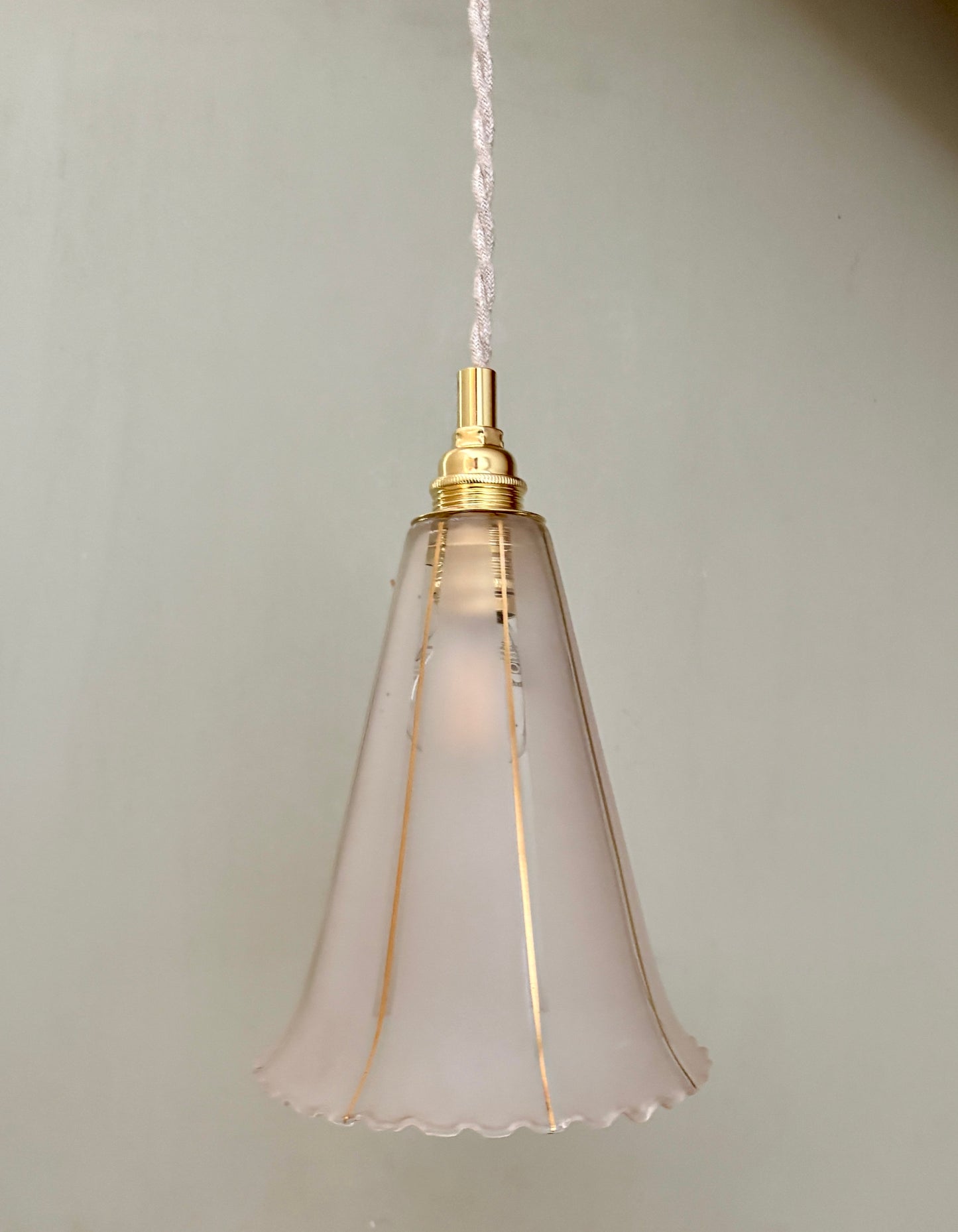 Suspension tulipe vintage en verre dépoli blanc et doré