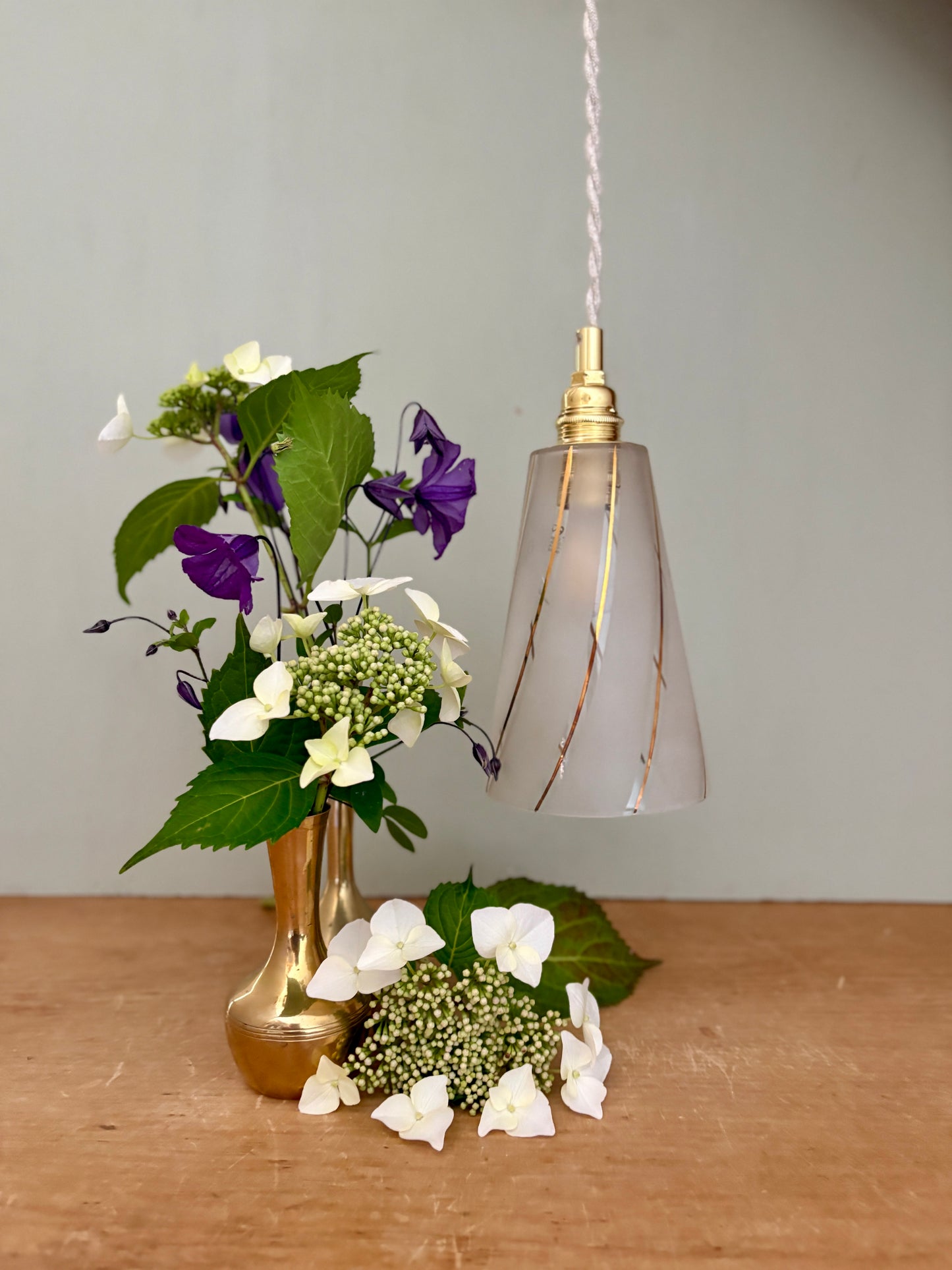 Suspension tulipe vintage en verre dépoli blanc et liserés dorés