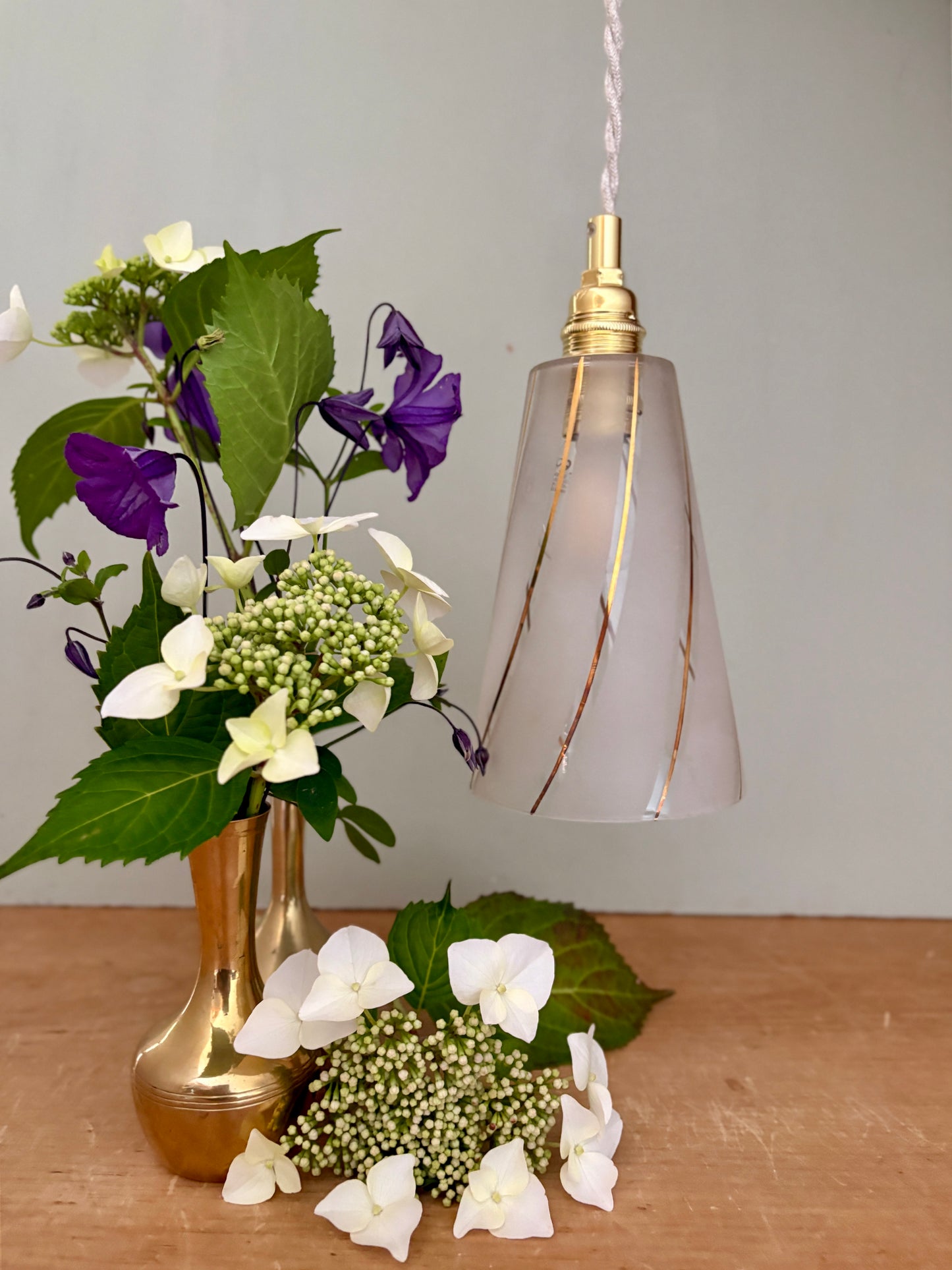 Suspension tulipe vintage en verre dépoli blanc et liserés dorés