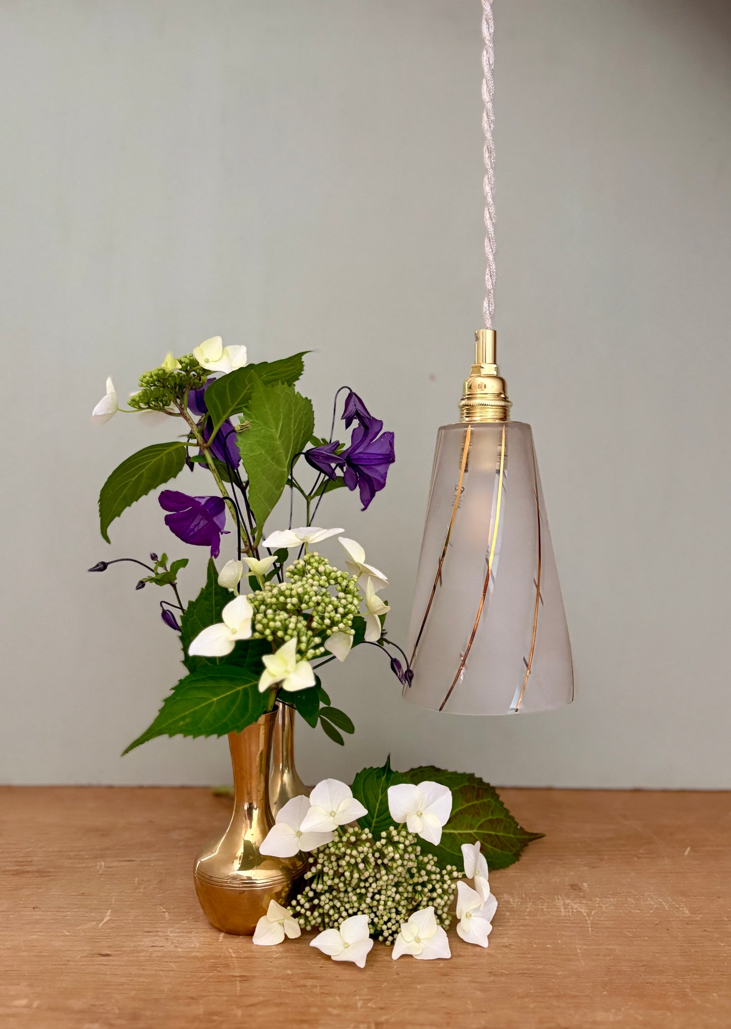 Suspension tulipe vintage en verre dépoli blanc et liserés dorés