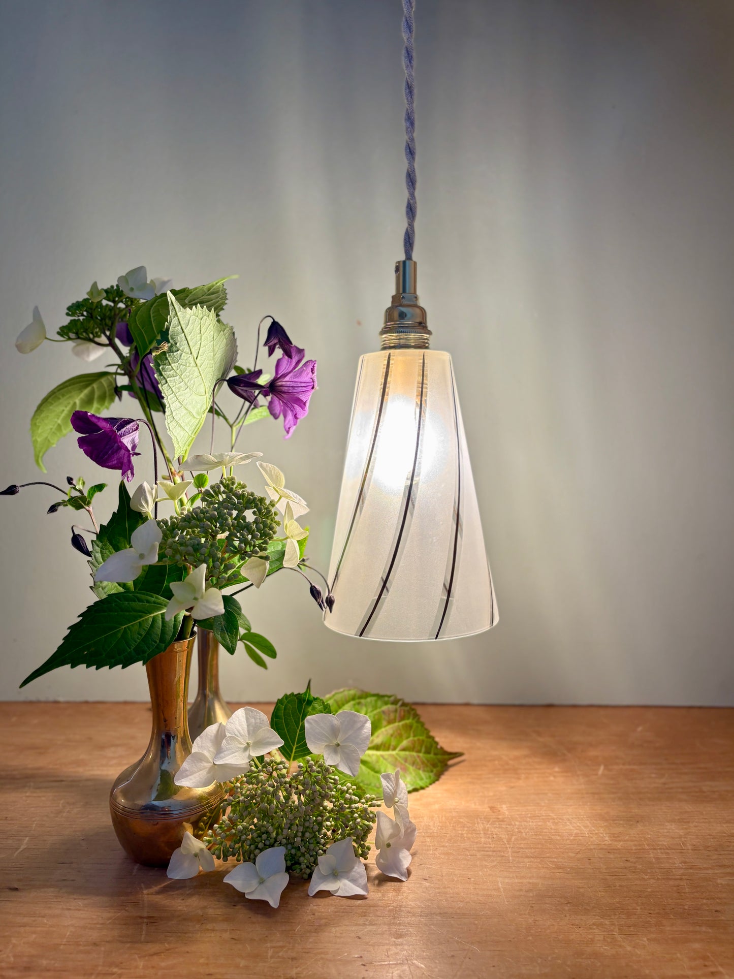 Suspension tulipe vintage en verre dépoli blanc et liserés dorés