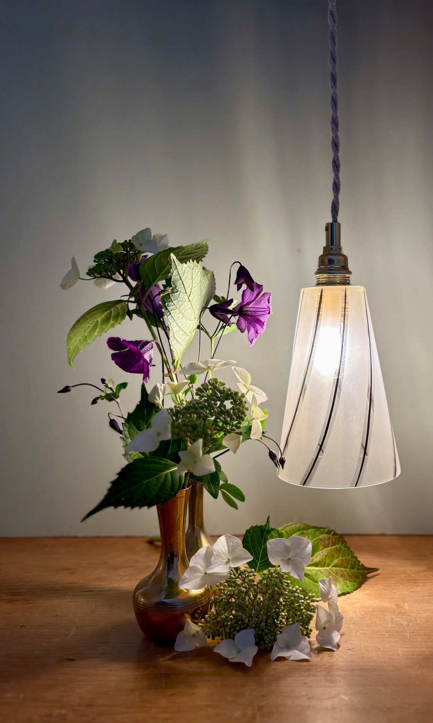 Suspension tulipe vintage en verre dépoli blanc et liserés dorés