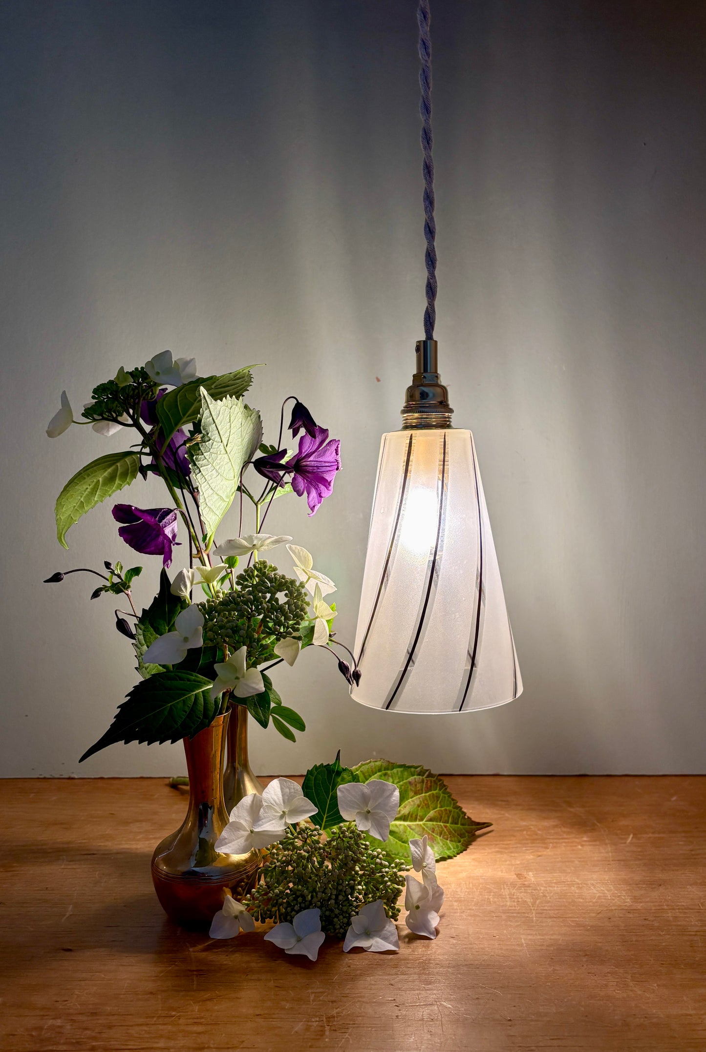 Suspension tulipe vintage en verre dépoli blanc et liserés dorés