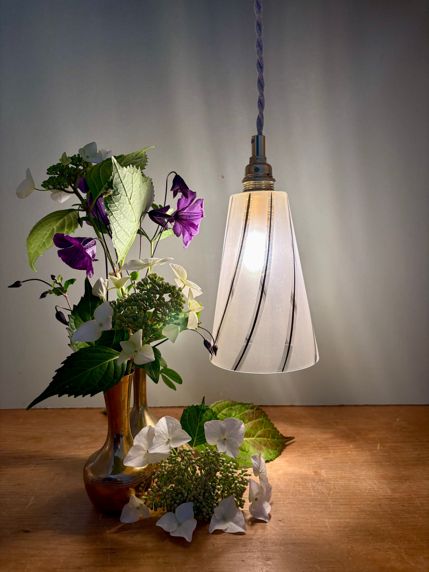 Suspension tulipe vintage en verre dépoli blanc et liserés dorés