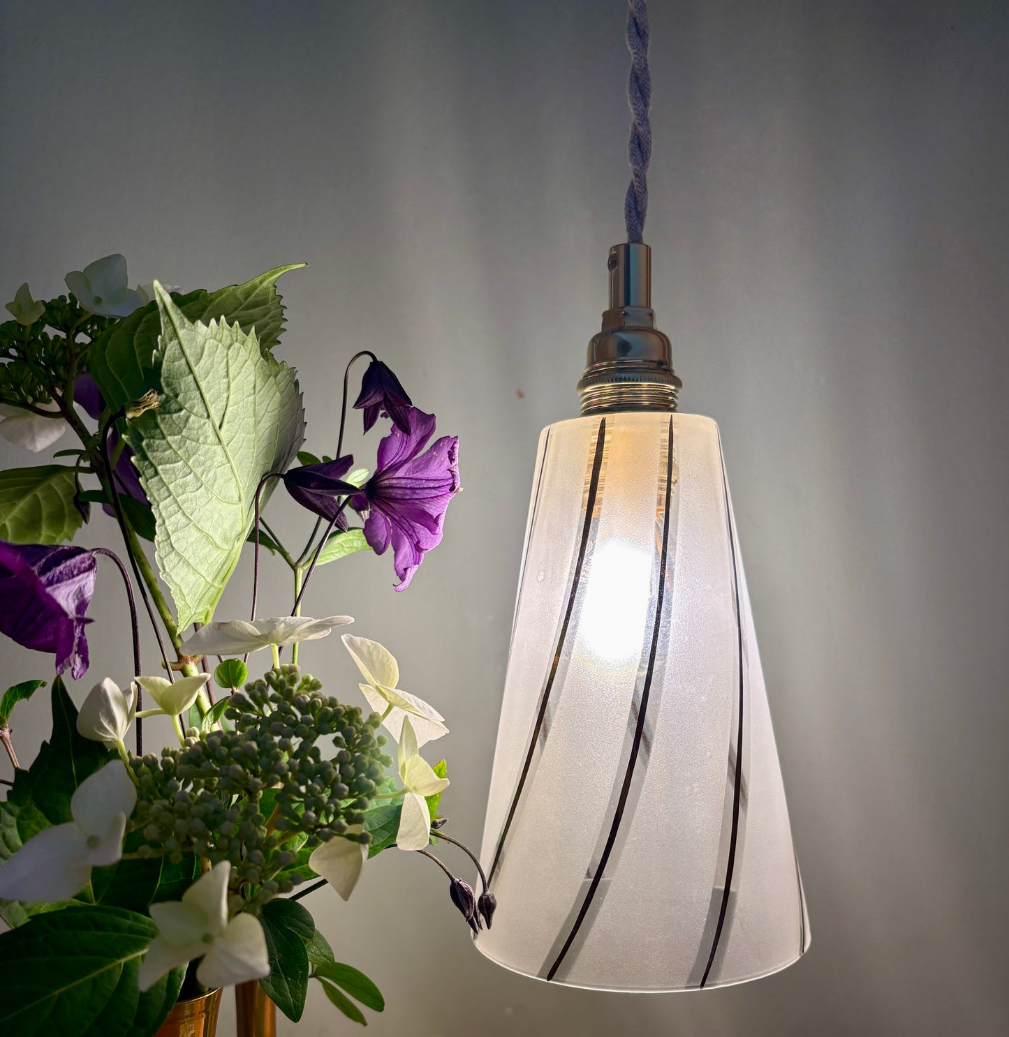 Suspension tulipe vintage en verre dépoli blanc et liserés dorés