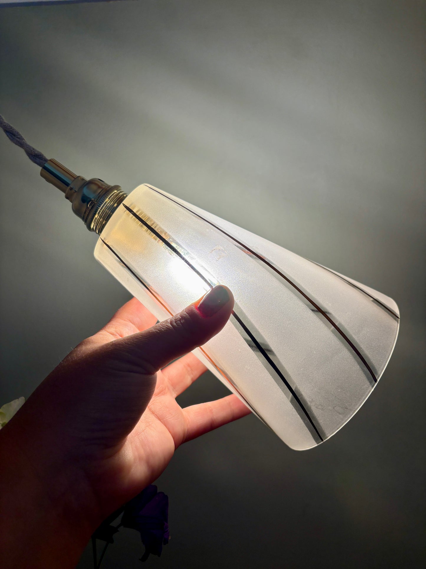 Suspension tulipe vintage en verre dépoli blanc et liserés dorés