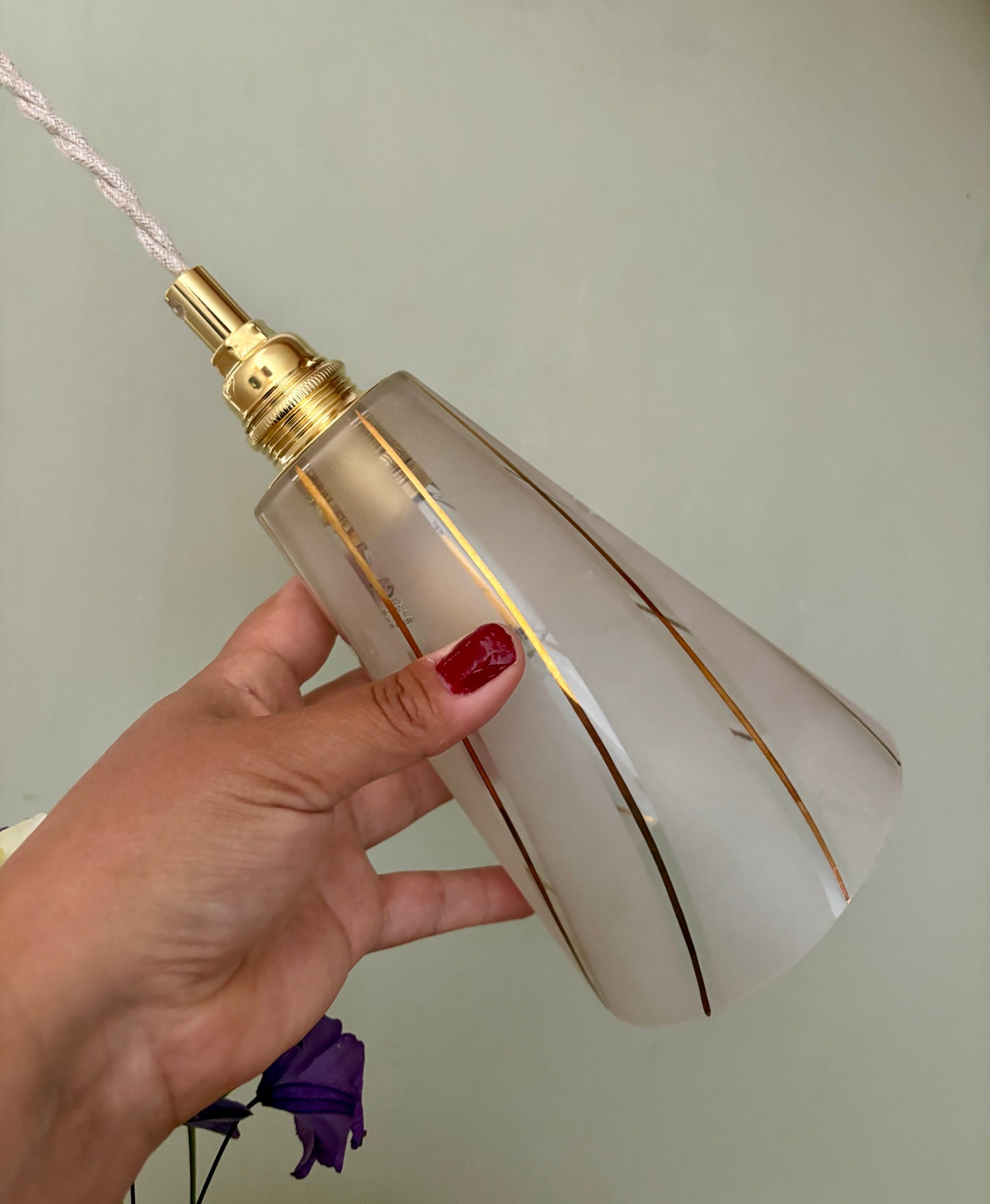 Suspension tulipe vintage en verre dépoli blanc et liserés dorés