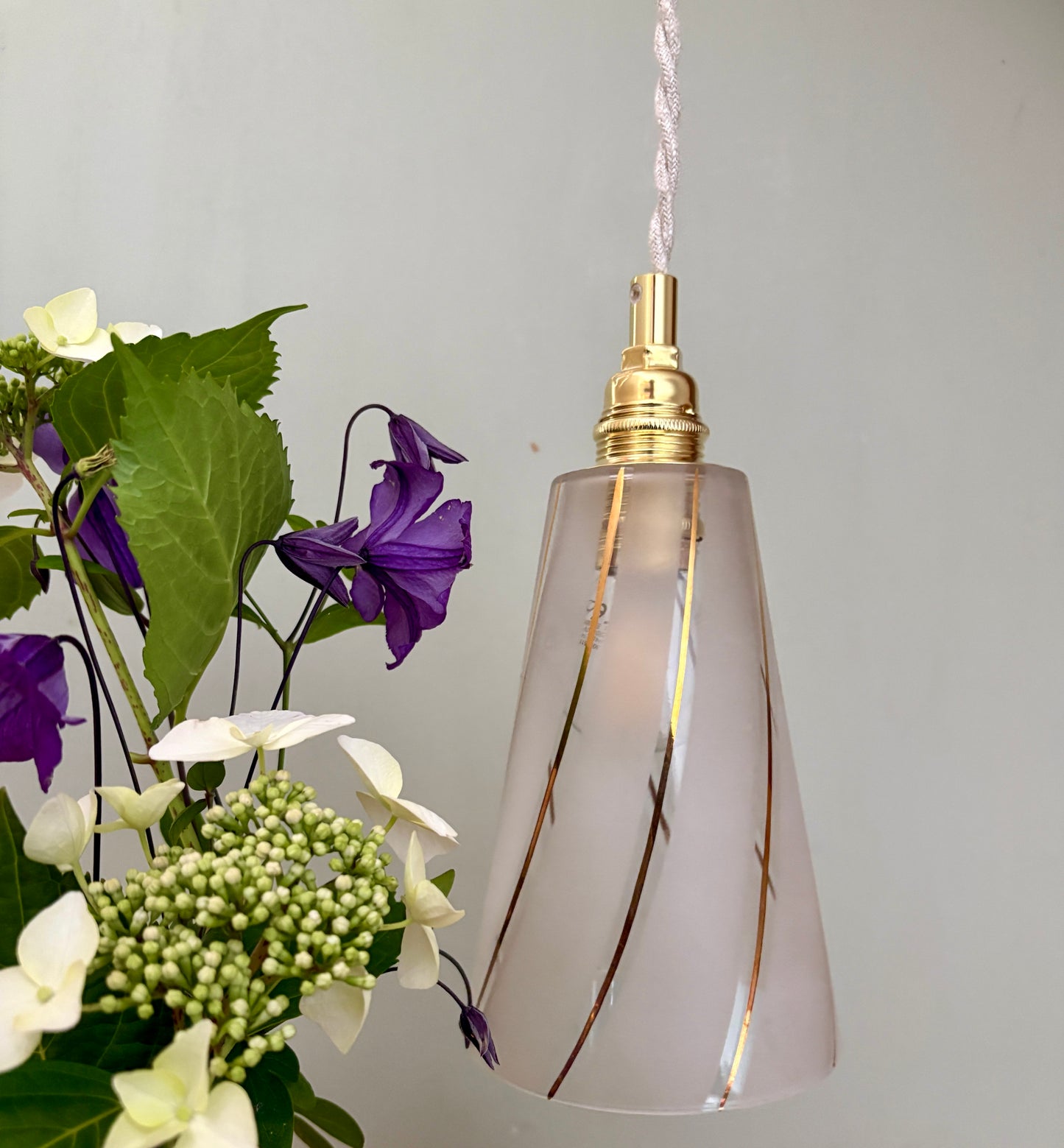 Suspension tulipe vintage en verre dépoli blanc et liserés dorés