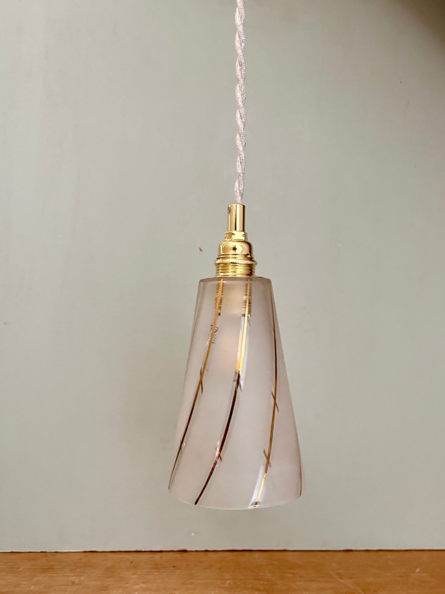 Suspension tulipe vintage en verre dépoli blanc et liserés dorés