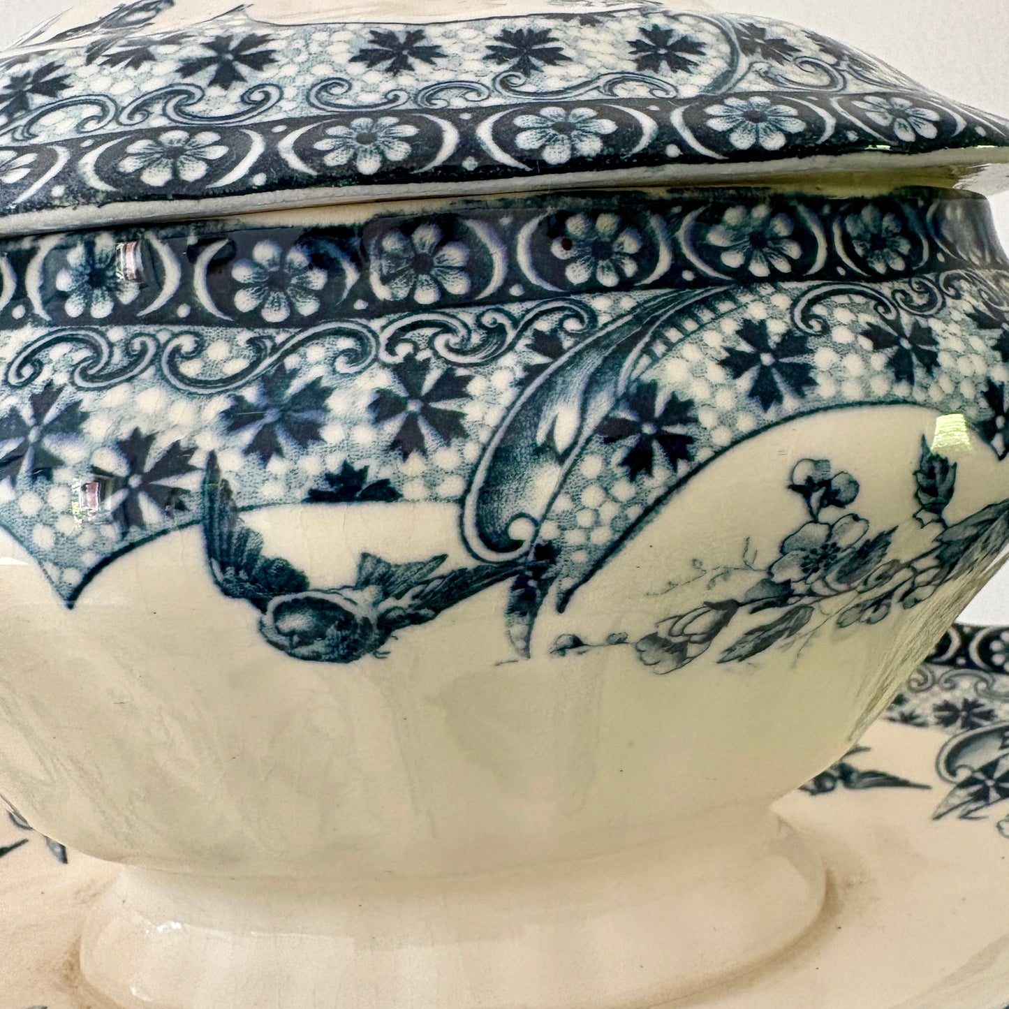 Saucière ancienne en terre de fer, Choisy le Roi