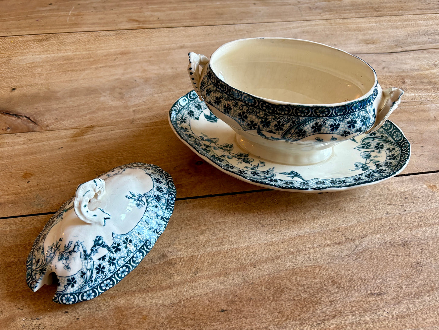 Saucière ancienne en terre de fer, Choisy le Roi