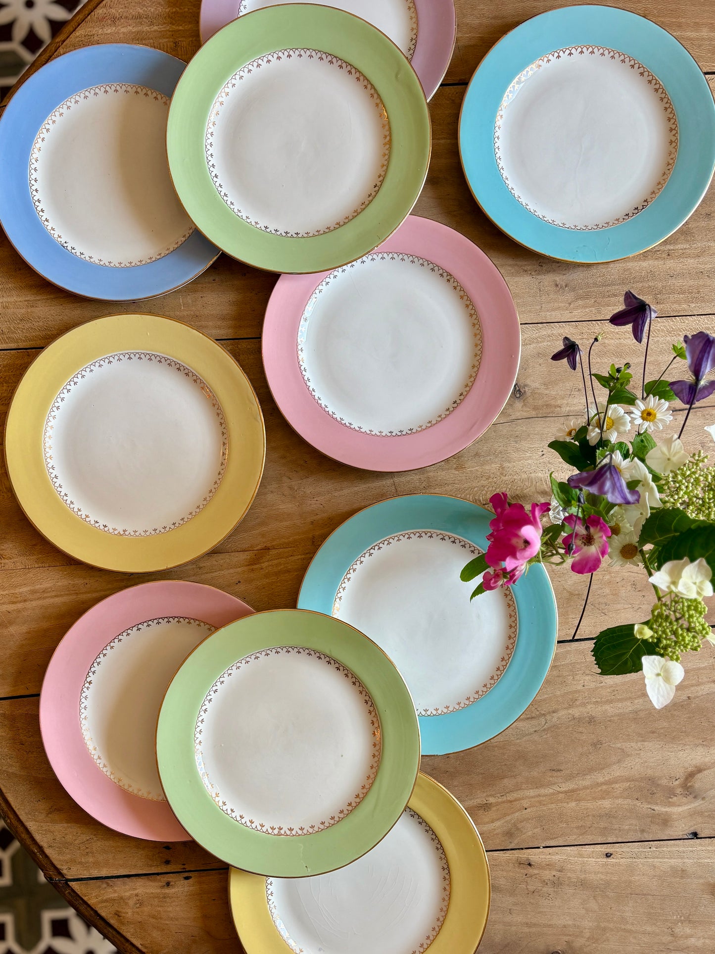 Lot de 10 assiettes plates vintage couleurs pastel