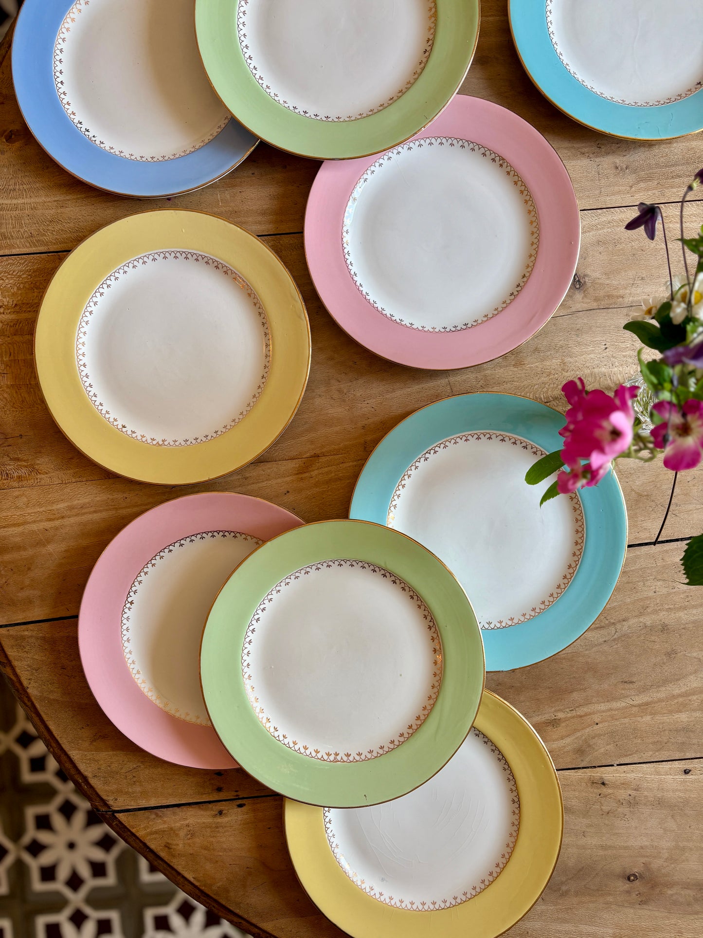 Lot de 10 assiettes plates vintage couleurs pastel