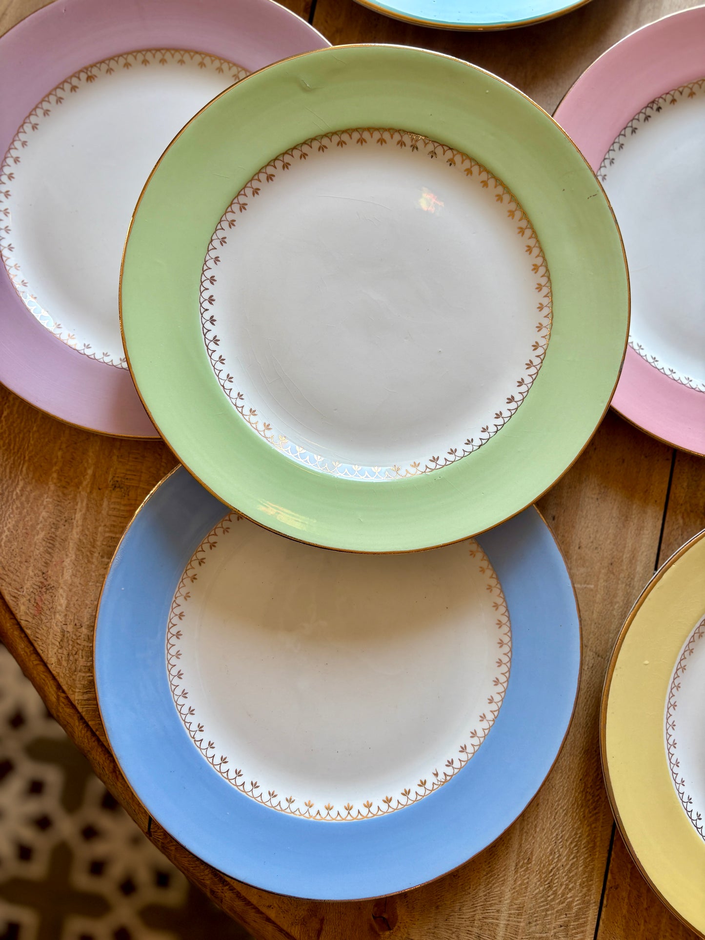 Lot de 10 assiettes plates vintage couleurs pastel