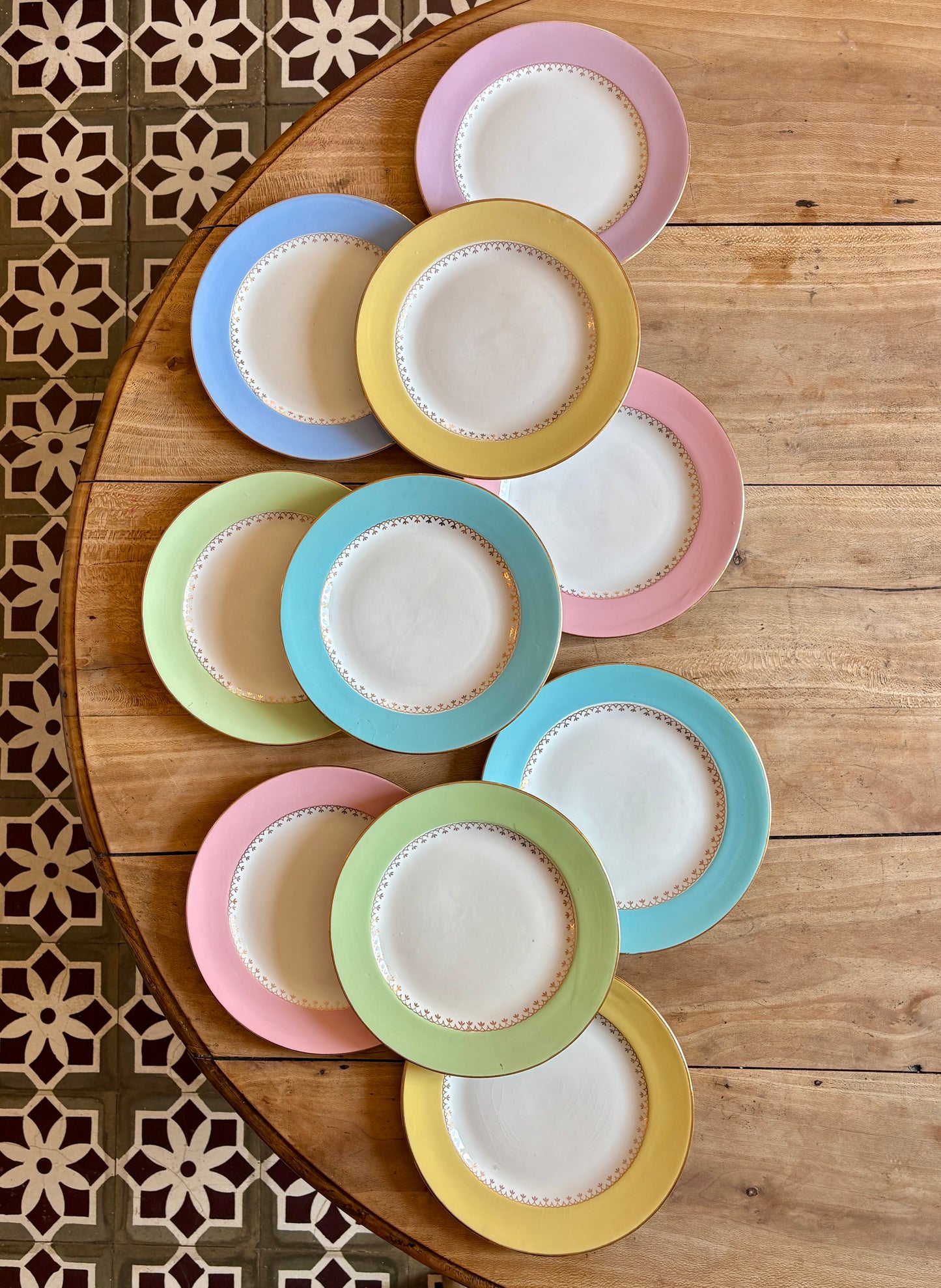 Lot de 10 assiettes plates vintage couleurs pastel