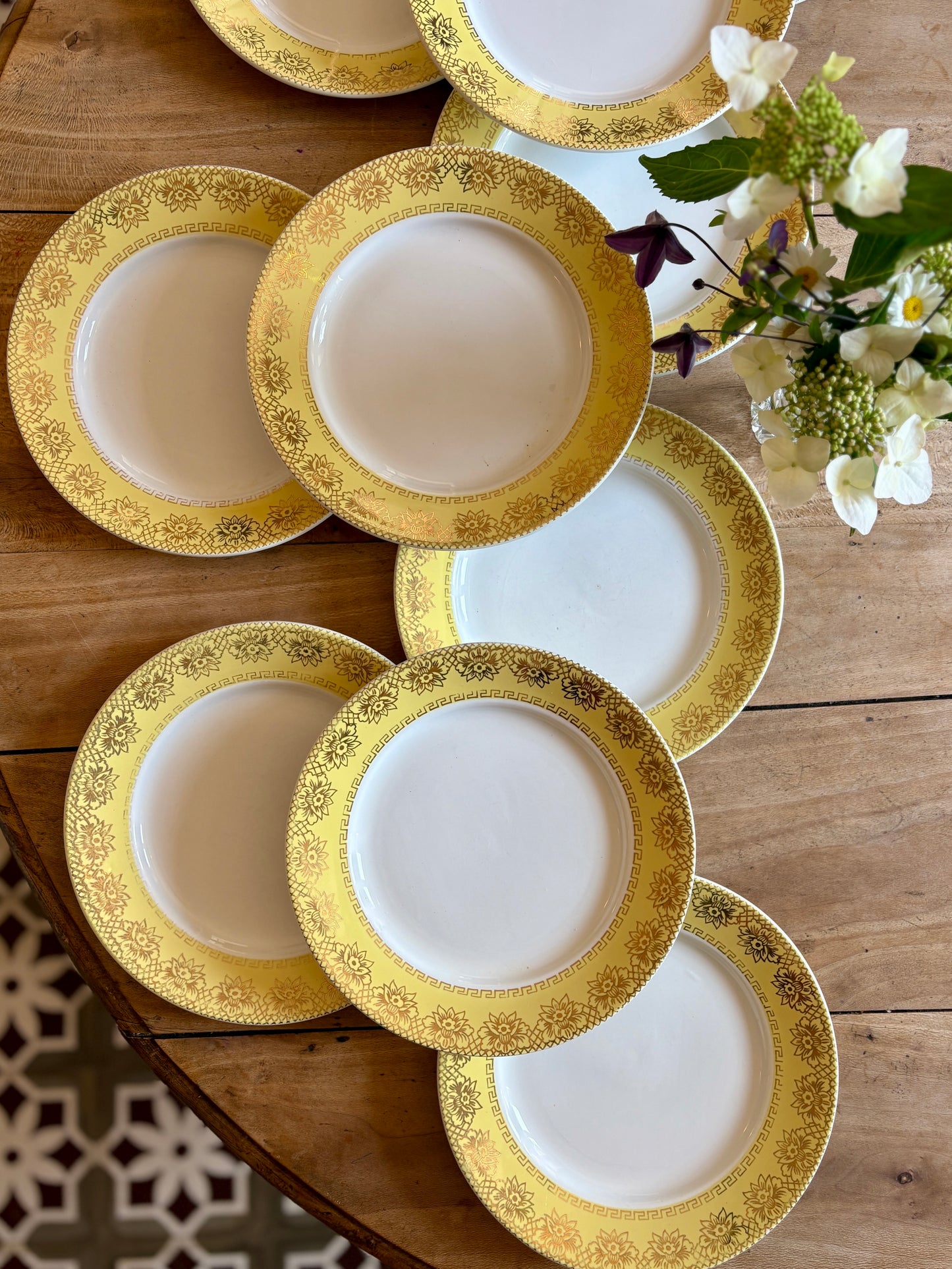 Lot de 10 assiettes plates vintage blanches, jaunes et dorées