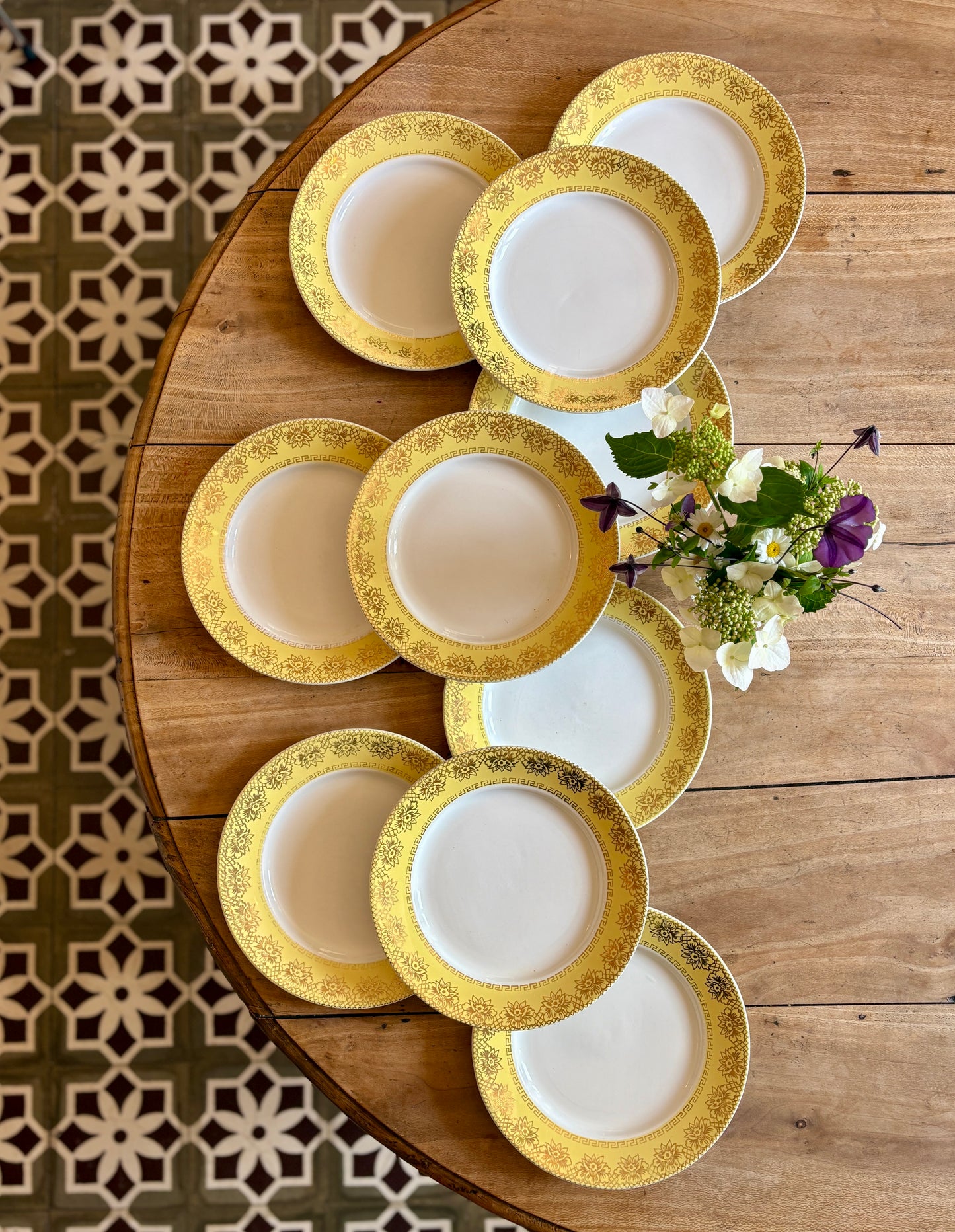 Lot de 10 assiettes plates vintage blanches, jaunes et dorées