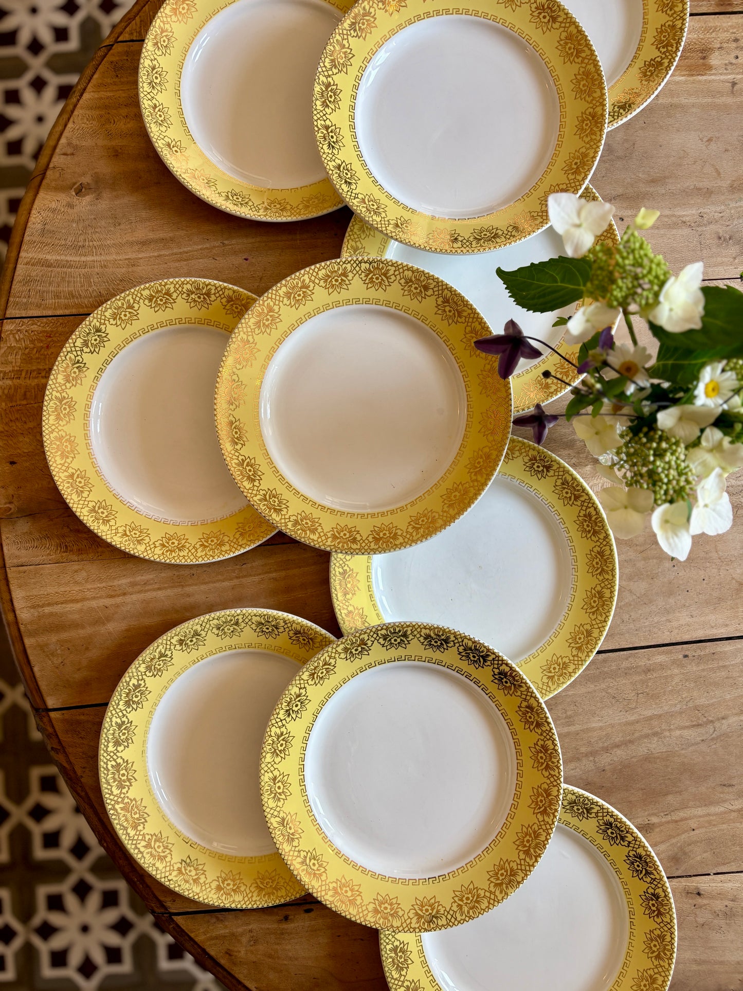 Lot de 10 assiettes plates vintage blanches, jaunes et dorées