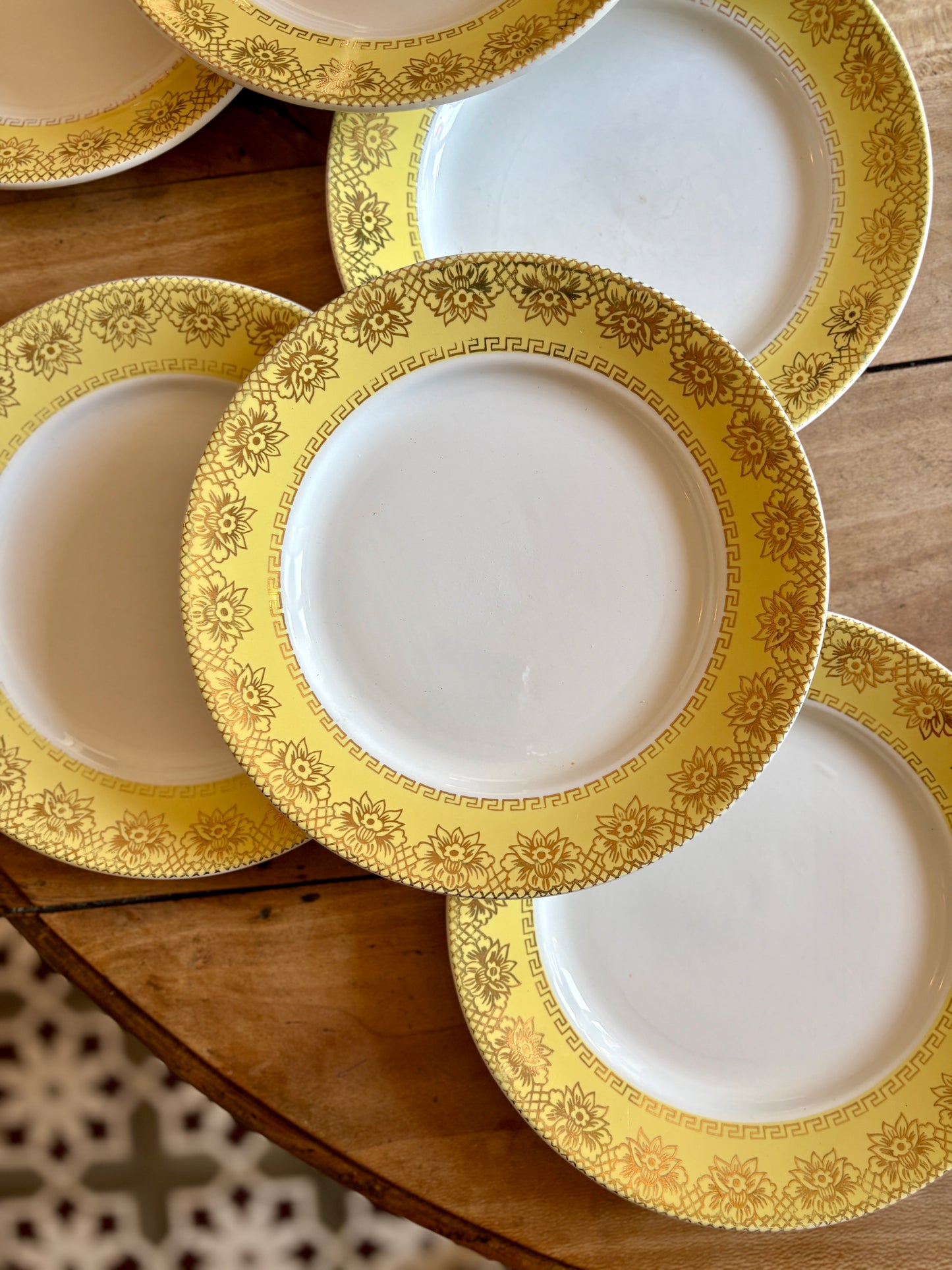Lot de 10 assiettes plates vintage blanches, jaunes et dorées