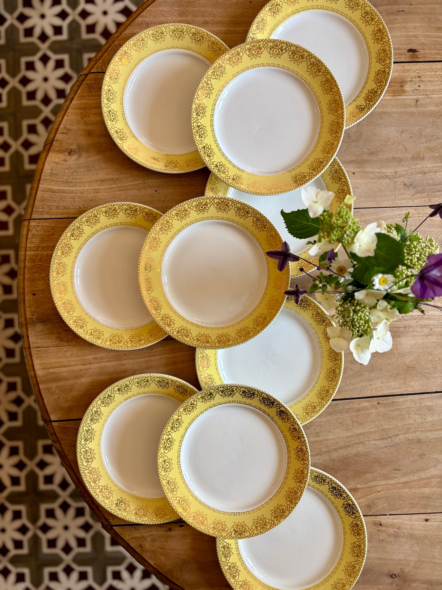 Lot de 10 assiettes plates vintage blanches, jaunes et dorées