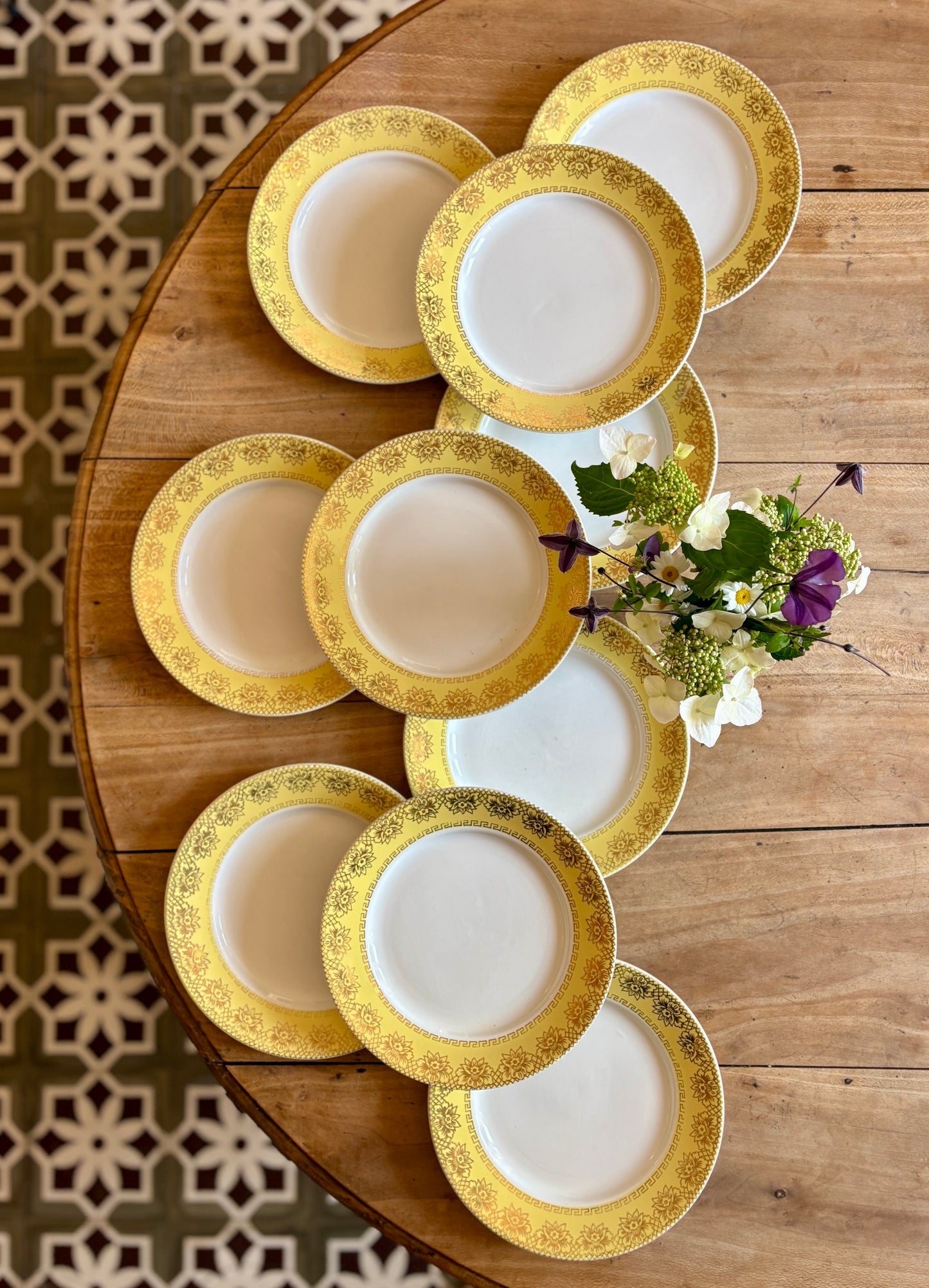 Lot de 10 assiettes plates vintage blanches, jaunes et dorées