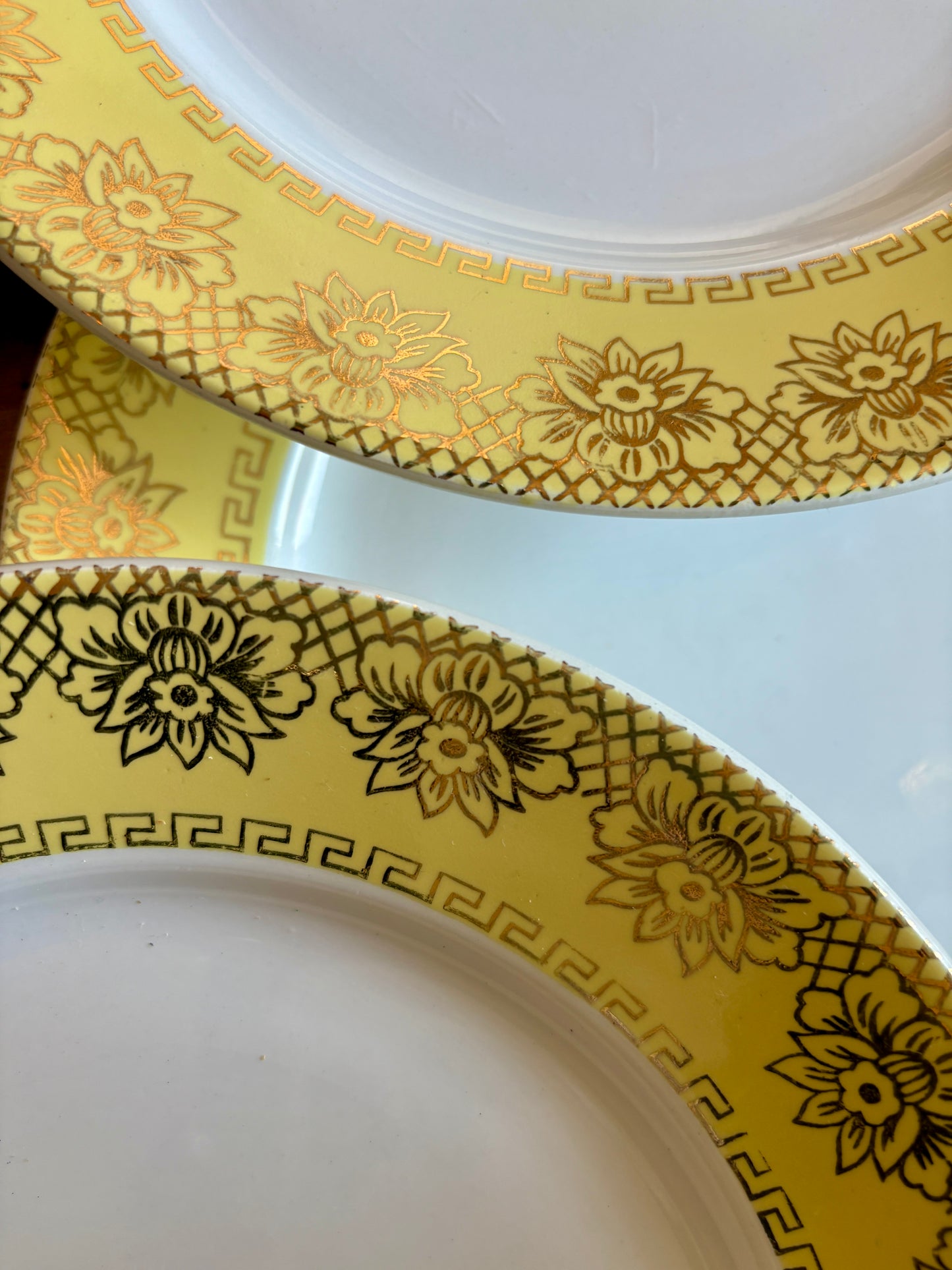 Lot de 10 assiettes plates vintage blanches, jaunes et dorées