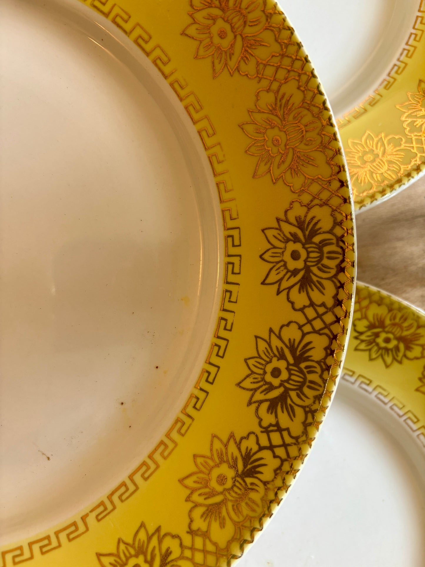 Lot de 10 assiettes plates vintage blanches, jaunes et dorées