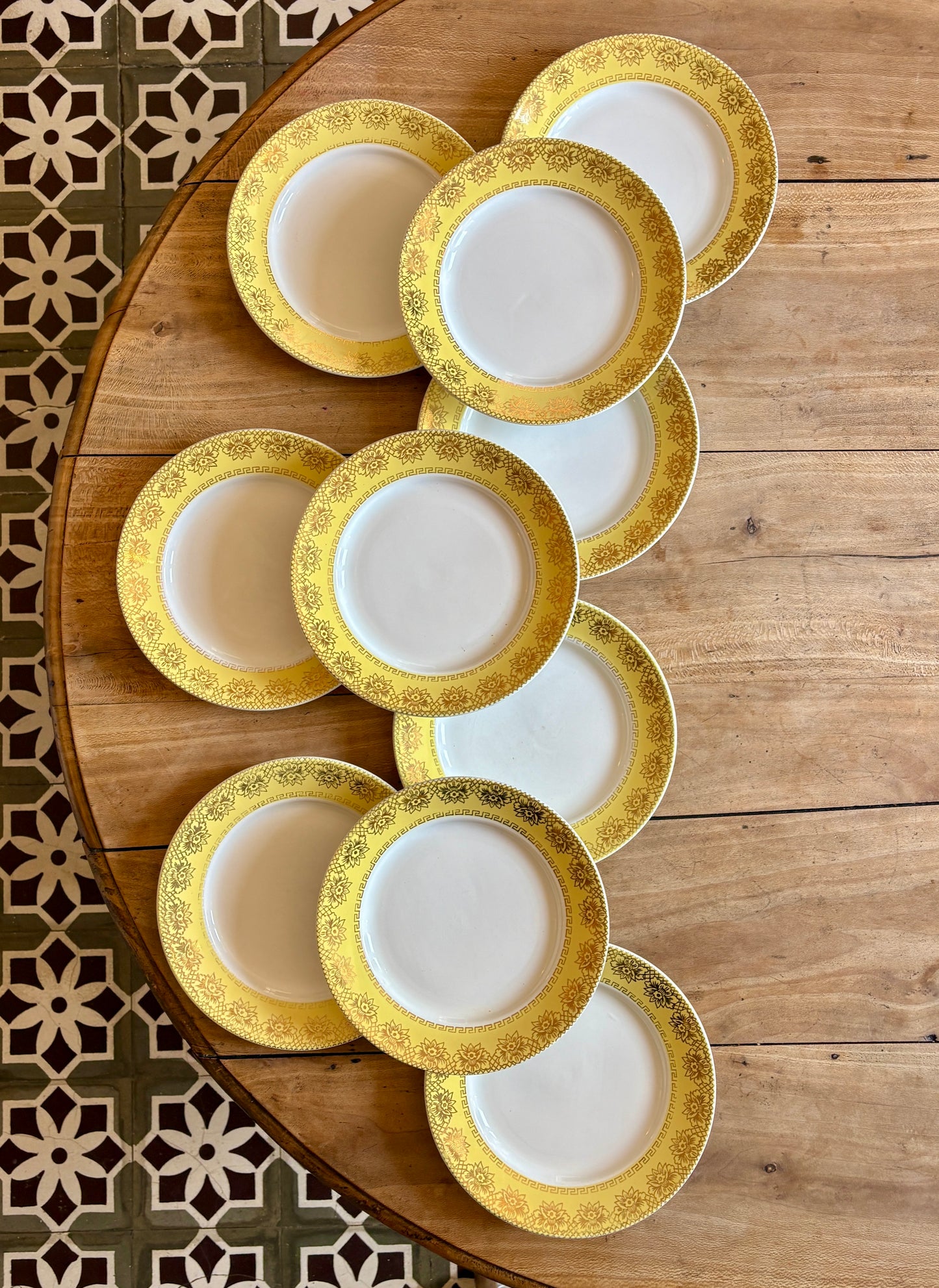 Lot de 10 assiettes plates vintage blanches, jaunes et dorées