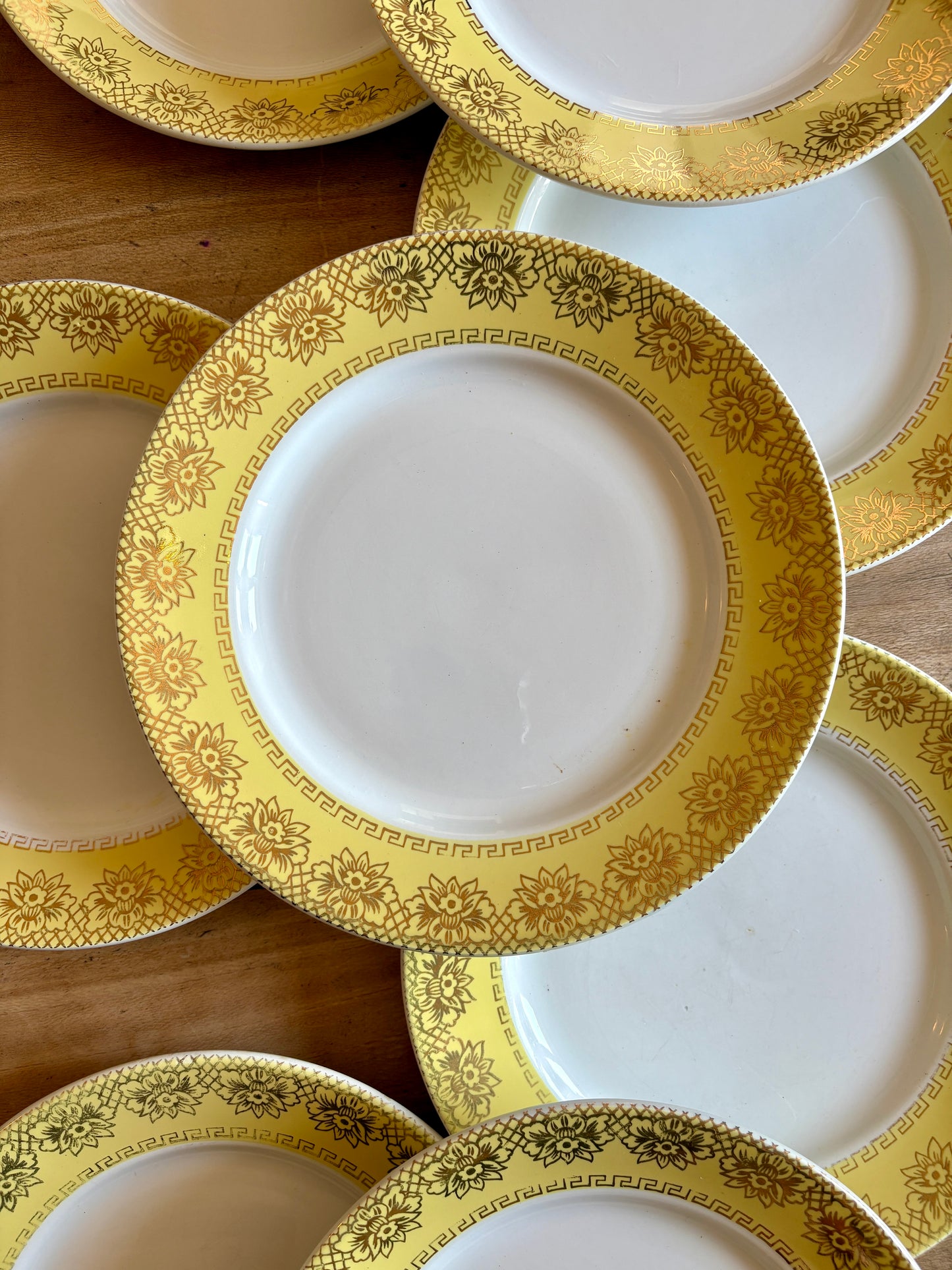 Lot de 10 assiettes plates vintage blanches, jaunes et dorées