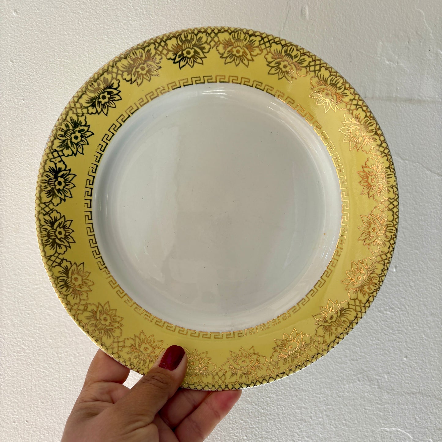 Lot de 10 assiettes plates vintage blanches, jaunes et dorées