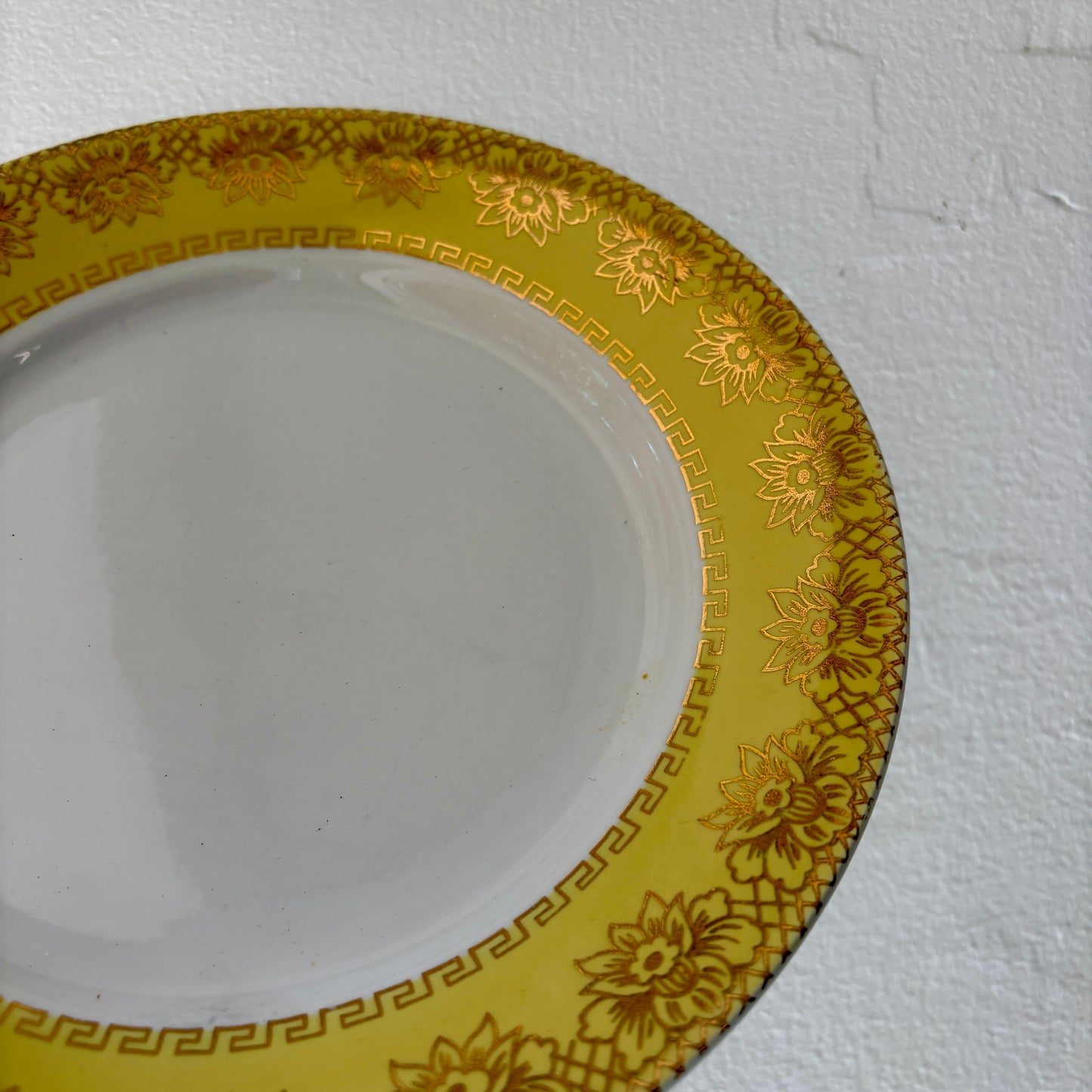Lot de 10 assiettes plates vintage blanches, jaunes et dorées