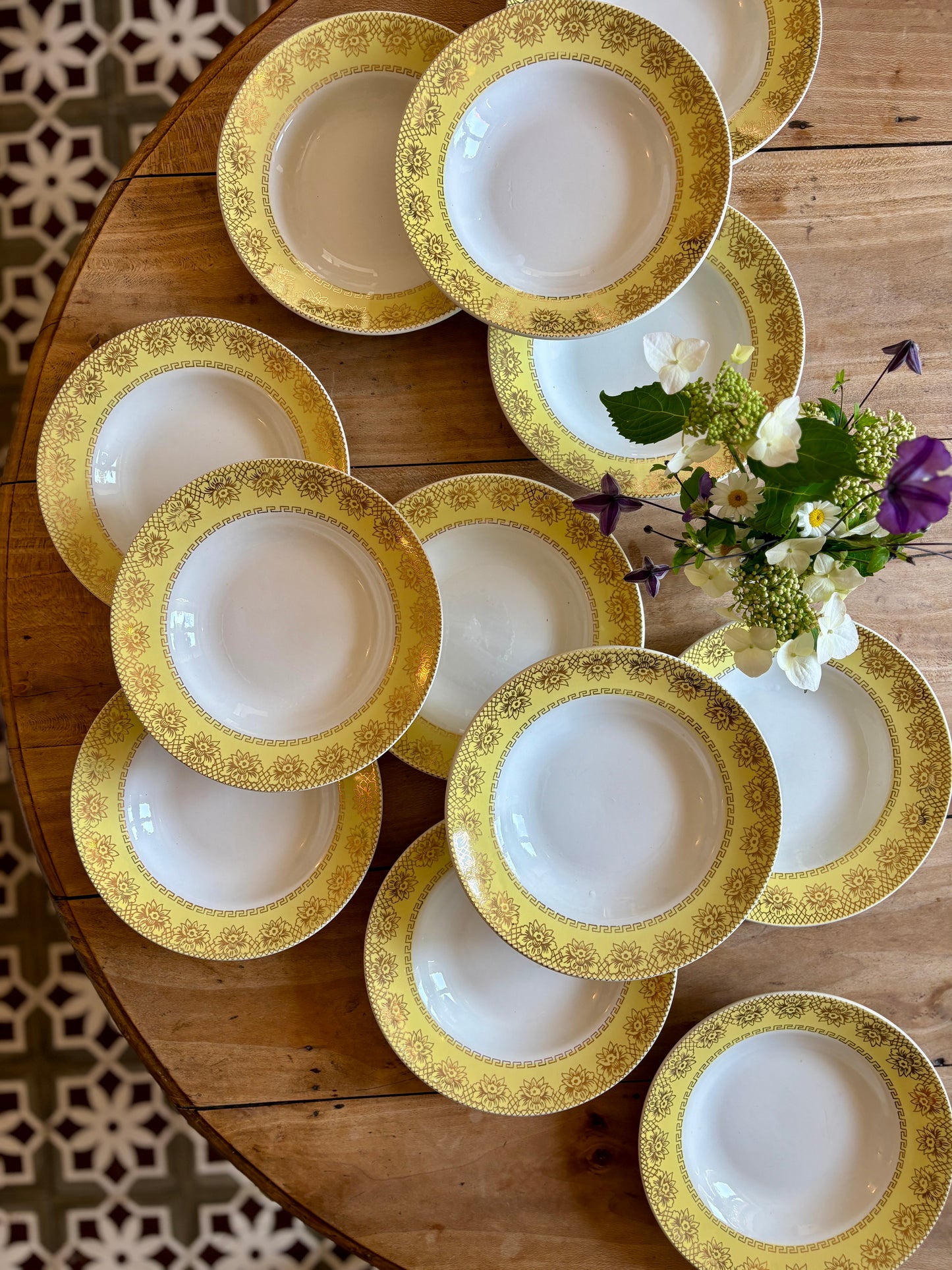 Lot de 12 assiettes creuses vintage blanches, jaunes et dorées