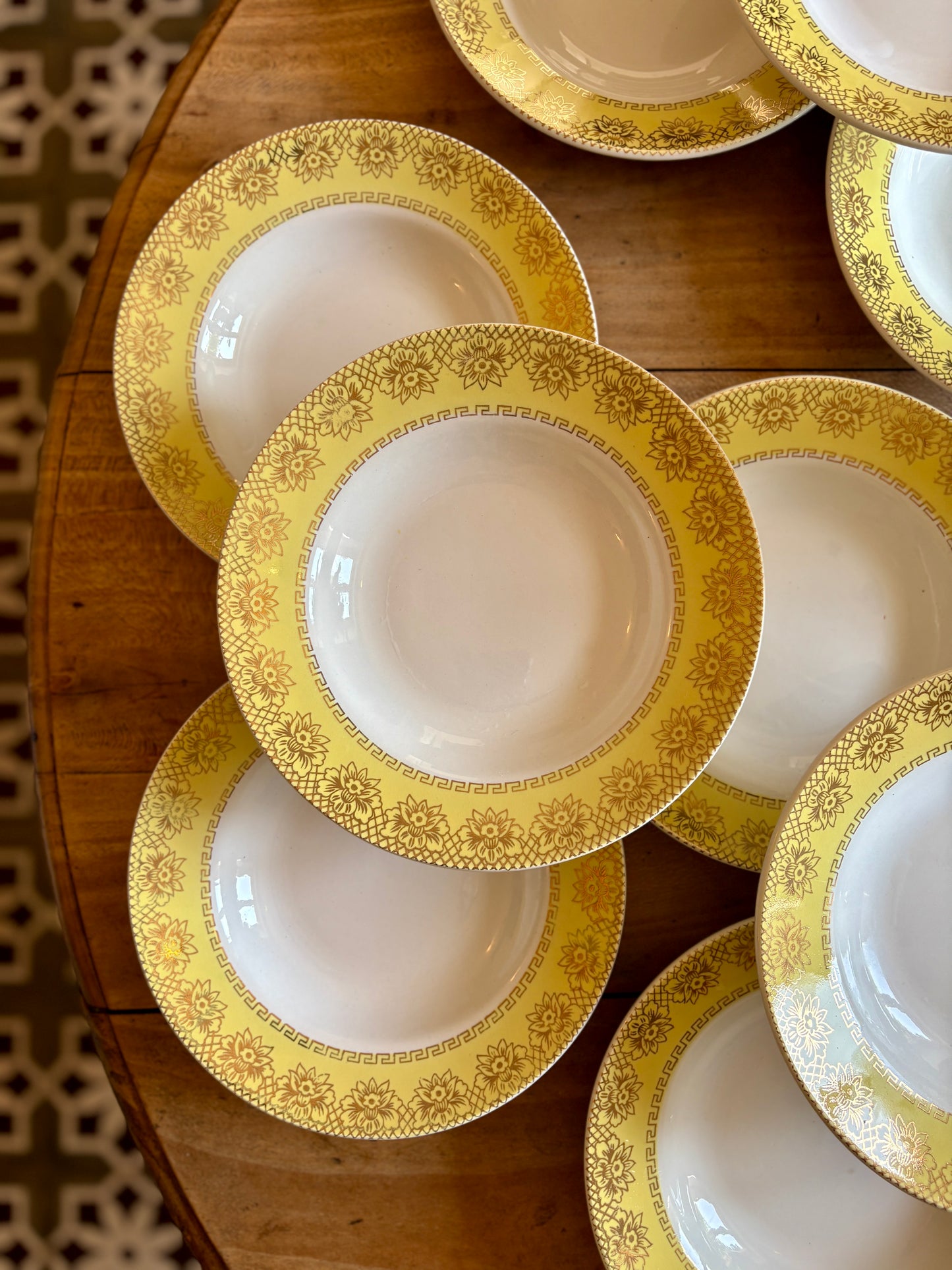 Lot de 12 assiettes creuses vintage blanches, jaunes et dorées